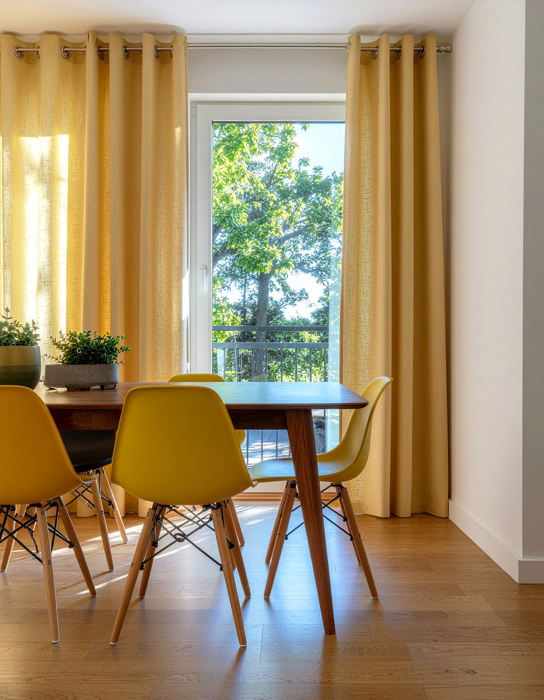 Grommet Top Curtains - 30 dining room window treatment ideas