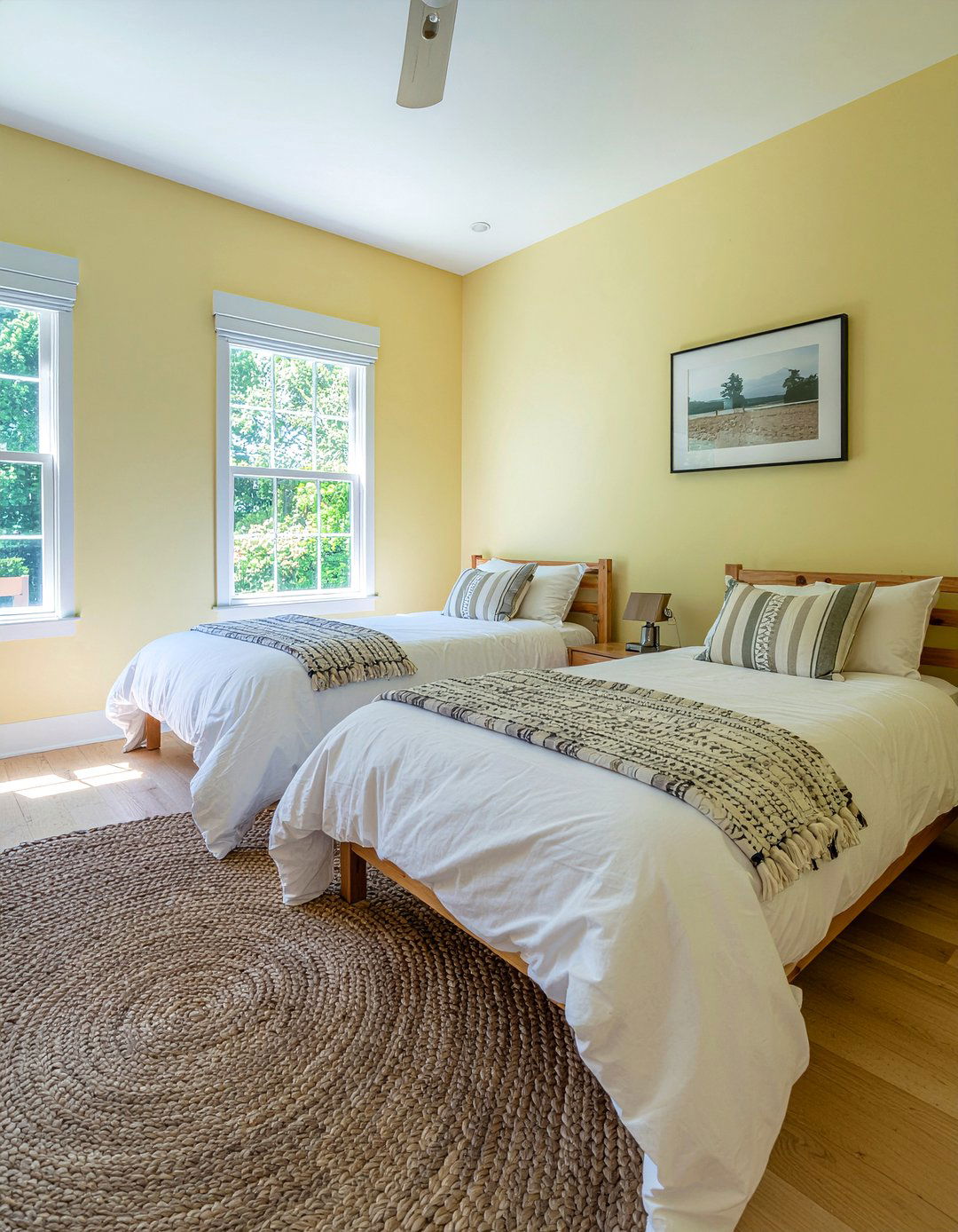 Guest bedroom with twin beds - 30 bedroom layout ideas