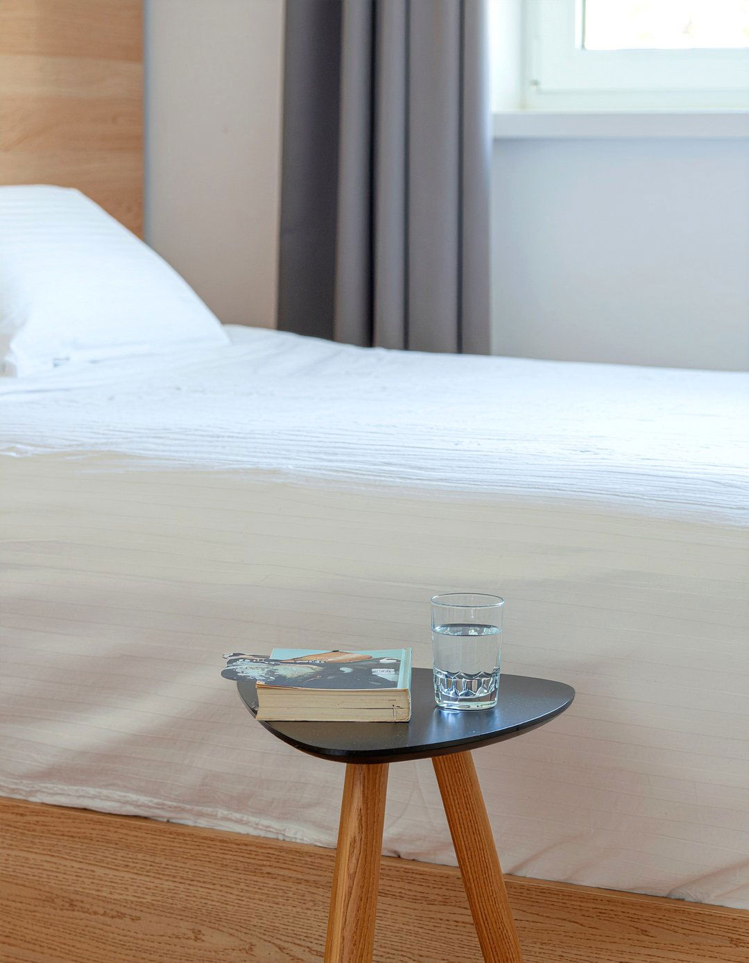 Guitar pick side table - 30 music themed bedroom ideas