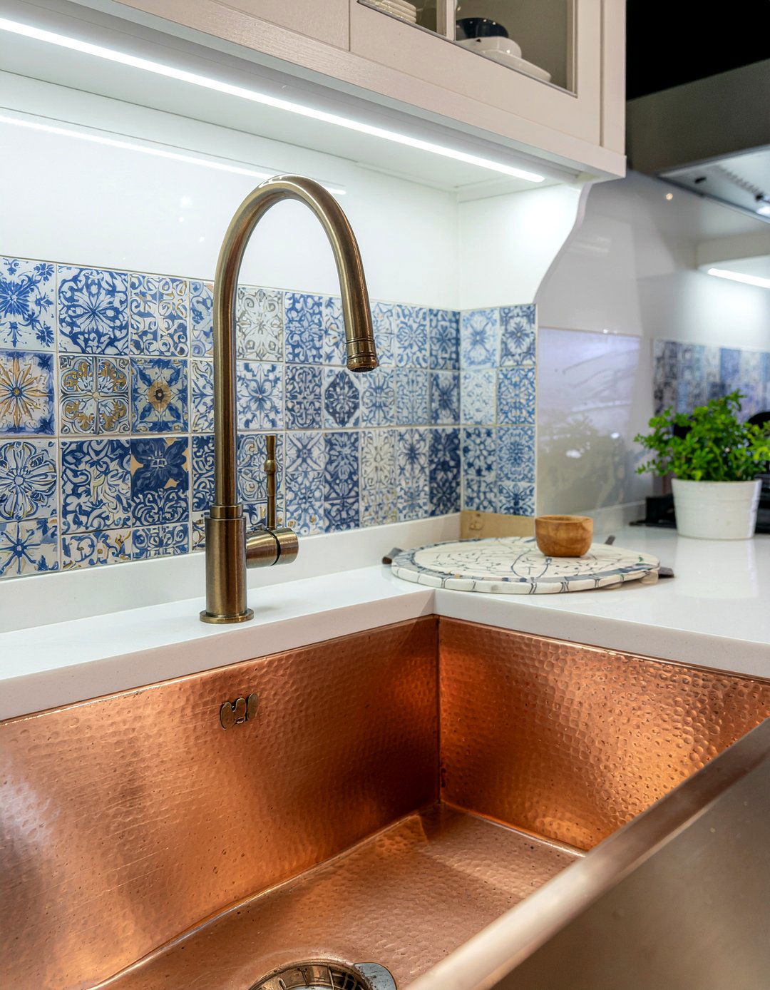 Hammered Copper Sink - 30 Mexican kitchen ideas