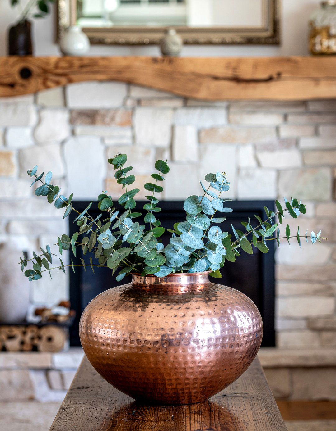 Hammered copper vase - 30 copper accent living room ideas