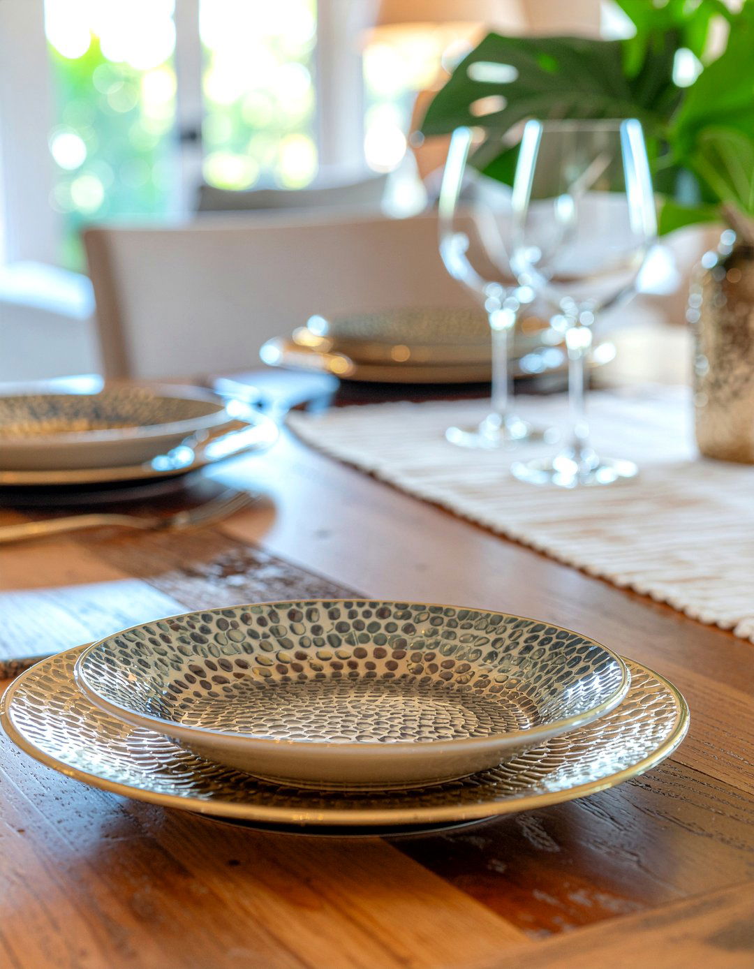 Hammered metal charger plates - 30 charger plate dining ideas