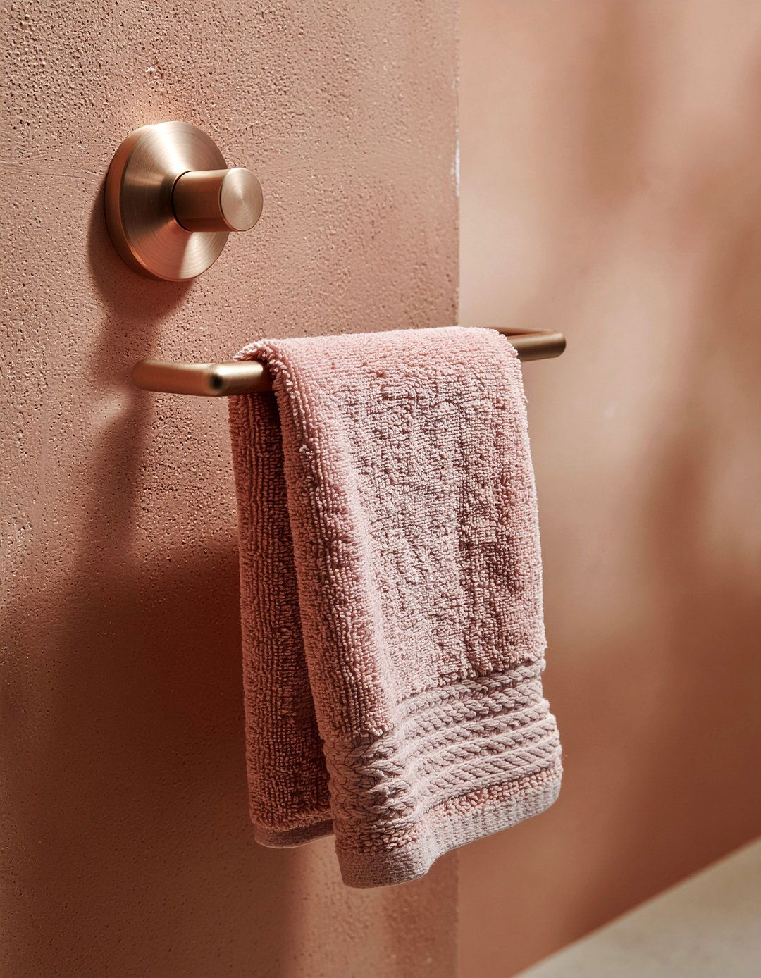 Hammered metal towel ring - 30 bathroom towel ring ideas