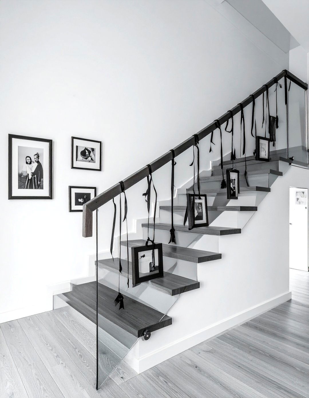 Hanging Photo Railing - 30 banister decor ideas