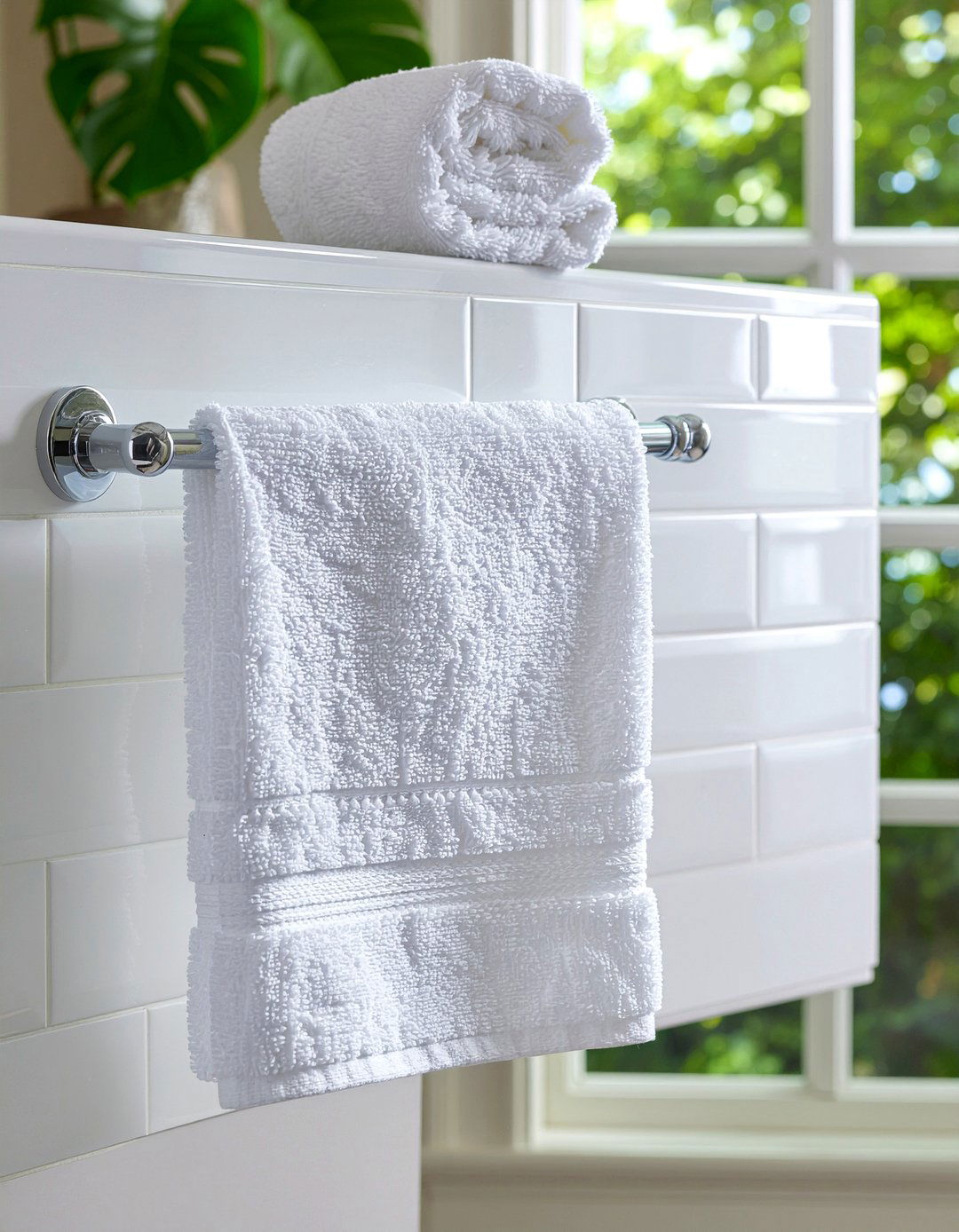Hanging Towel Fan - 30 bathroom towel folding ideas