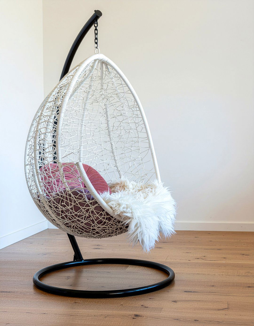Hanging egg chair - 30 tween bedroom ideas