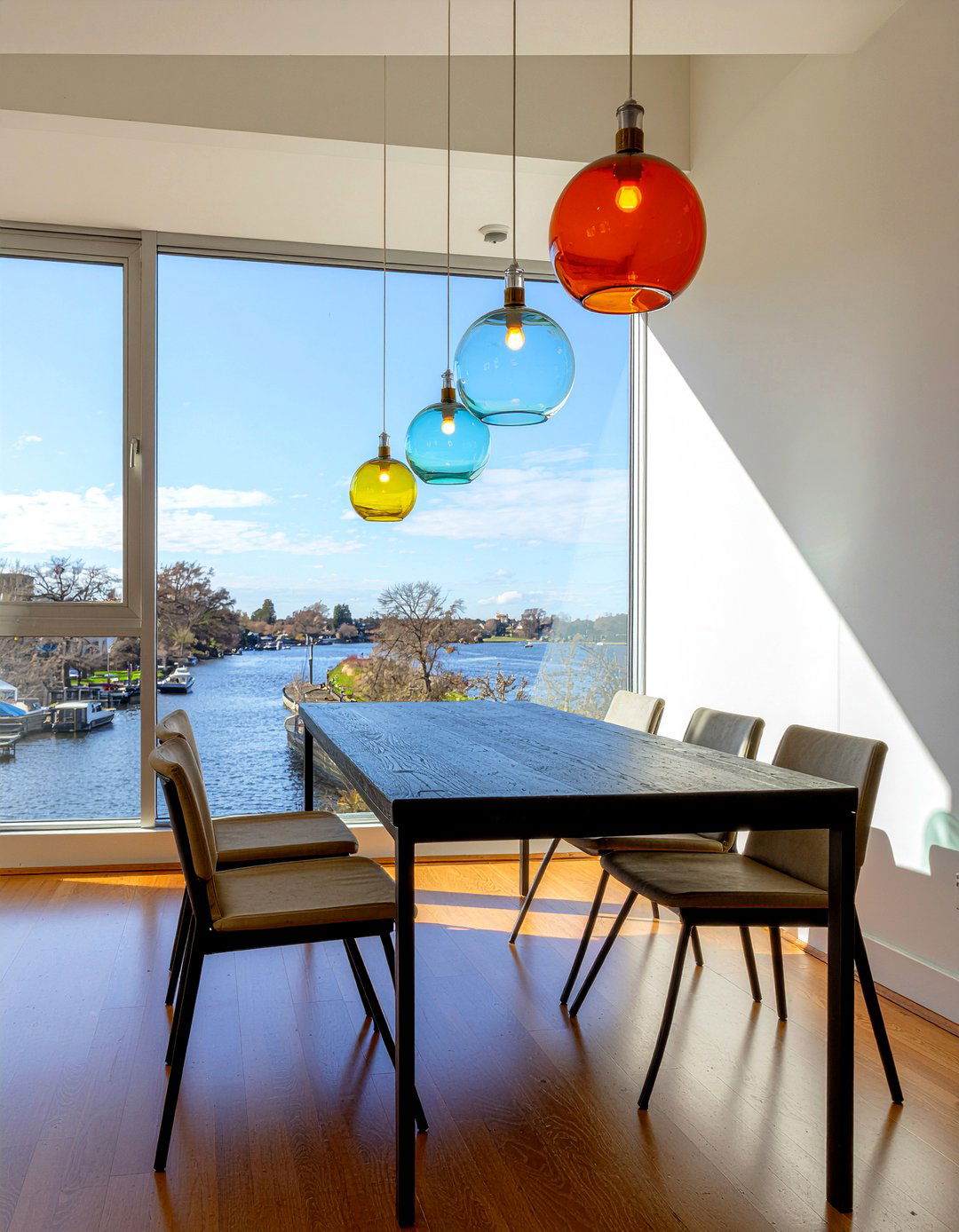 Hanging pendant lighting - 30 riverside dining room ideas