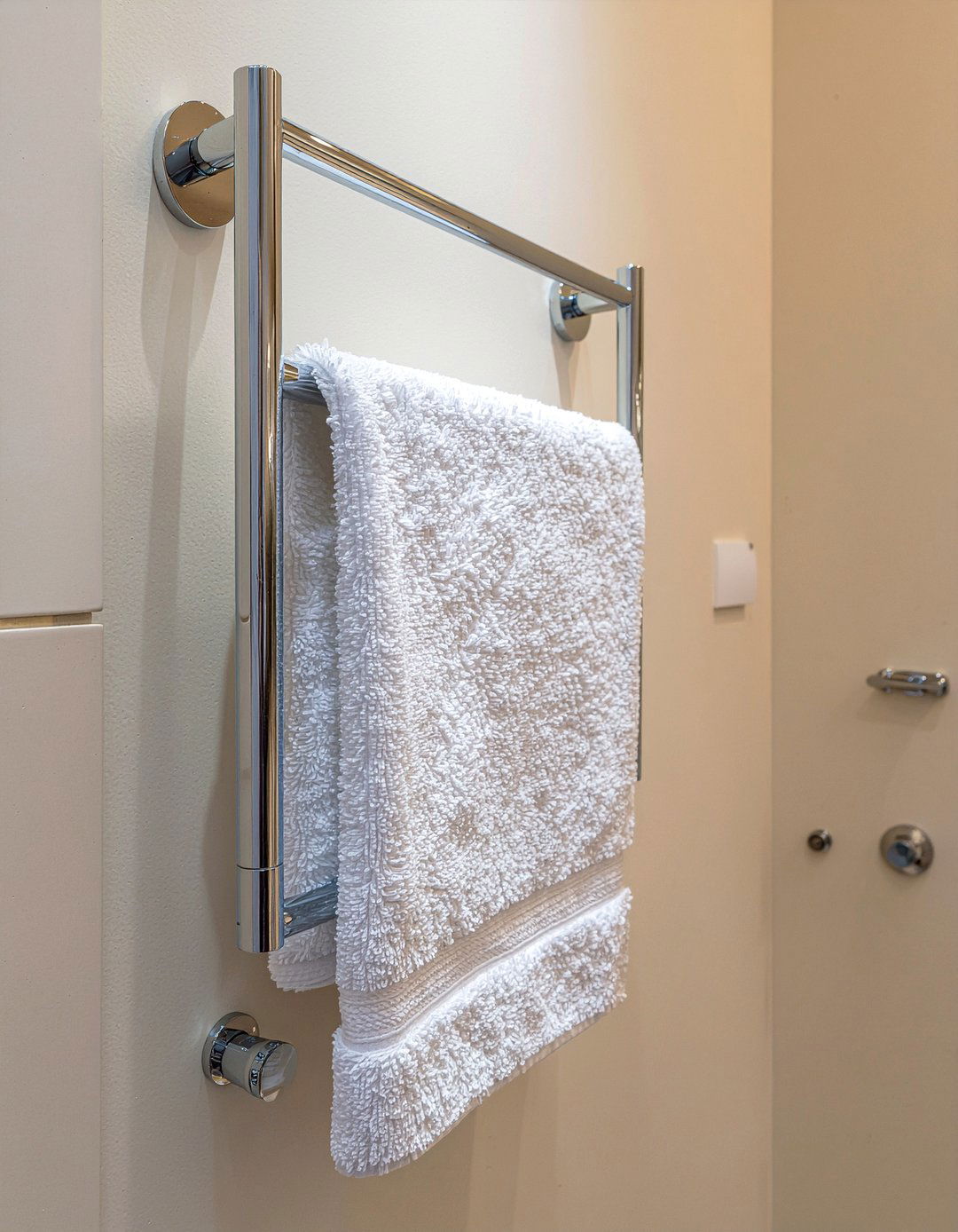 Heated towel rail - 30 bathroom towel display ideas