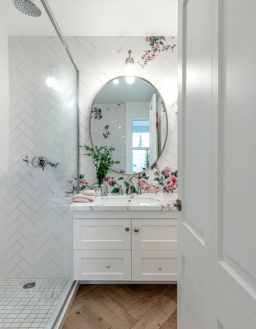 Herringbone tile and floral pattern - 30 bathroom pattern mixing ideas