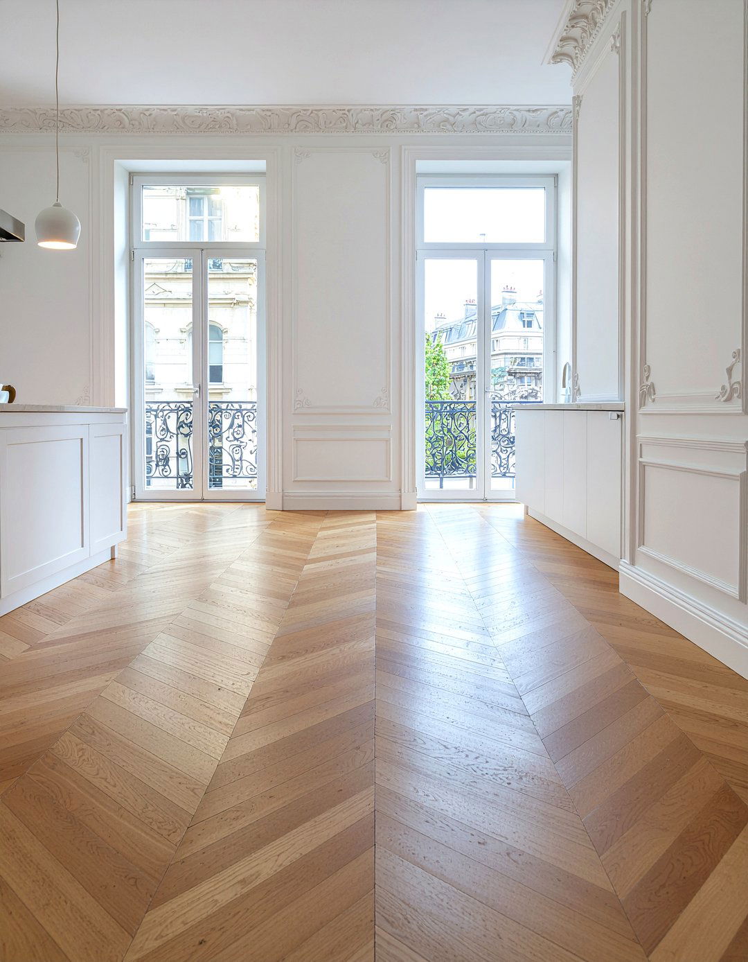 Herringbone wood floor - 30 Parisian kitchen ideas