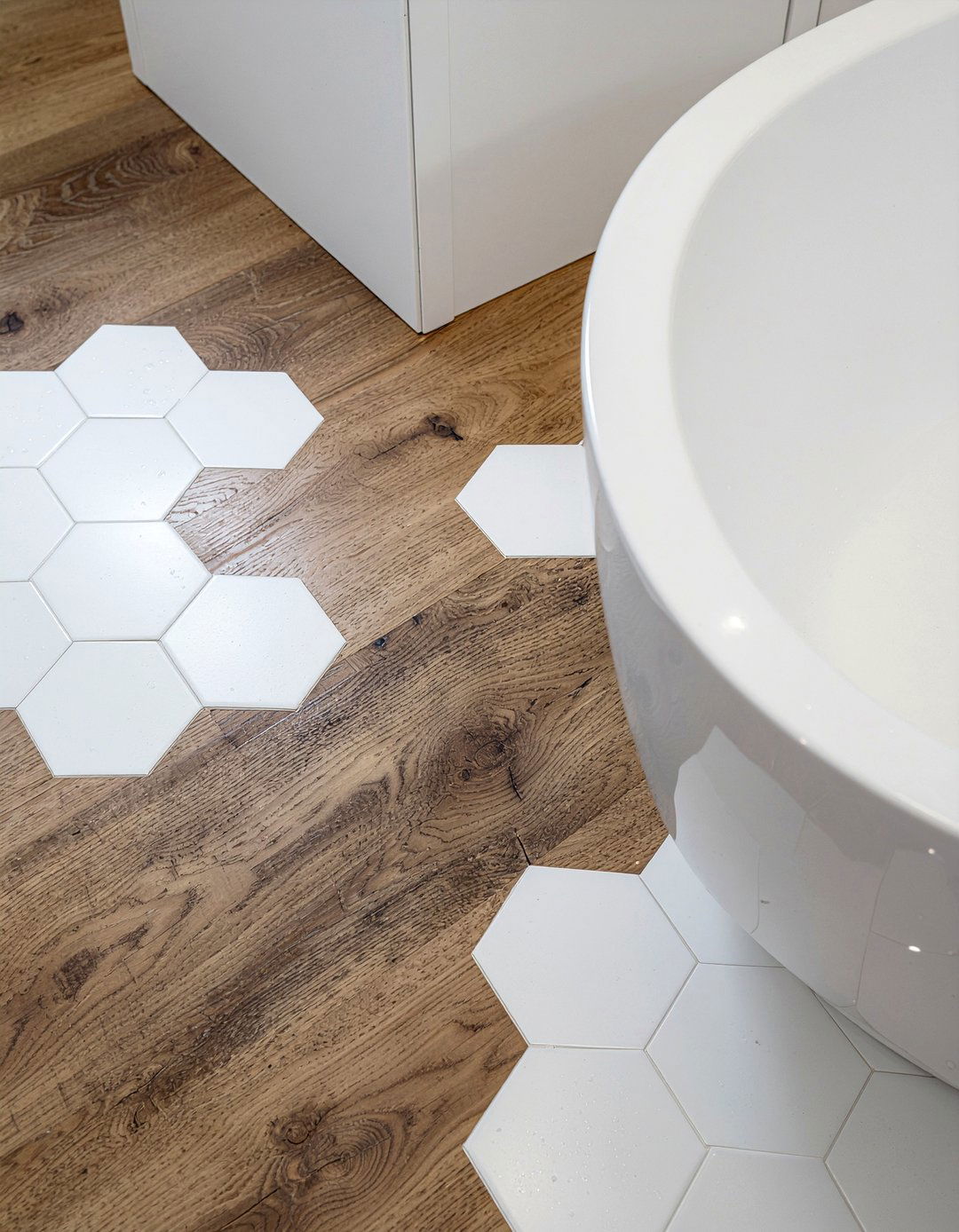Hexagon tile and wood floor - 30 bathroom material mixing ideas