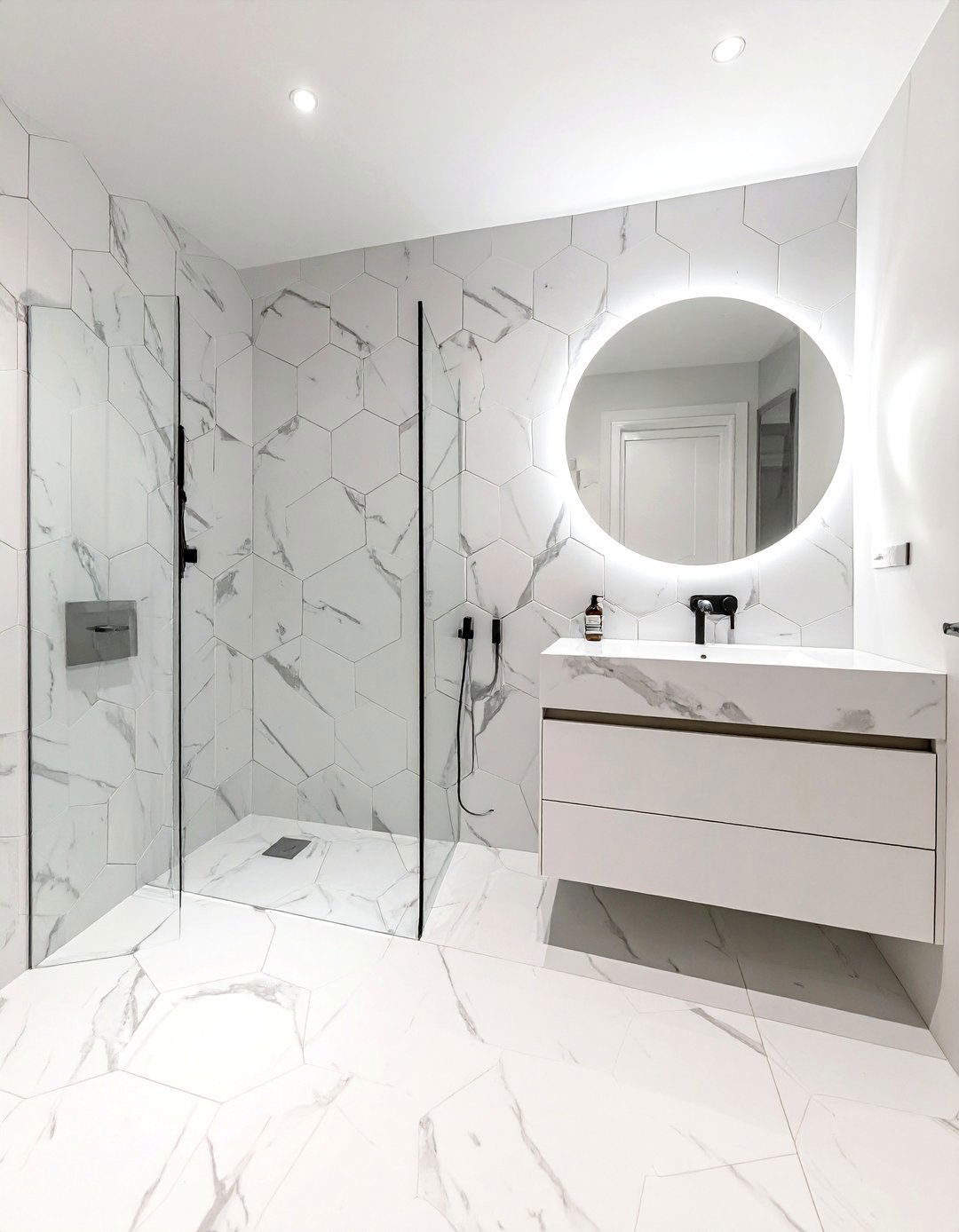 Hexagon wall tiles - 30 bathroom wall decor ideas