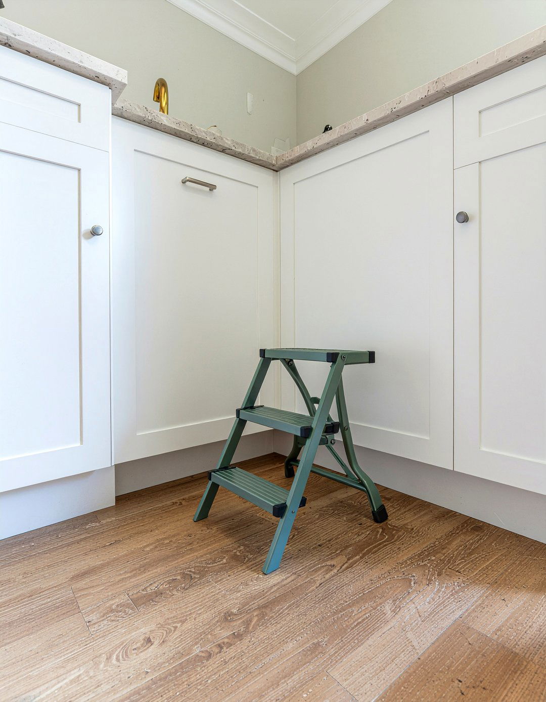 Hidden step stool - 30 pull-out cabinet kitchen ideas