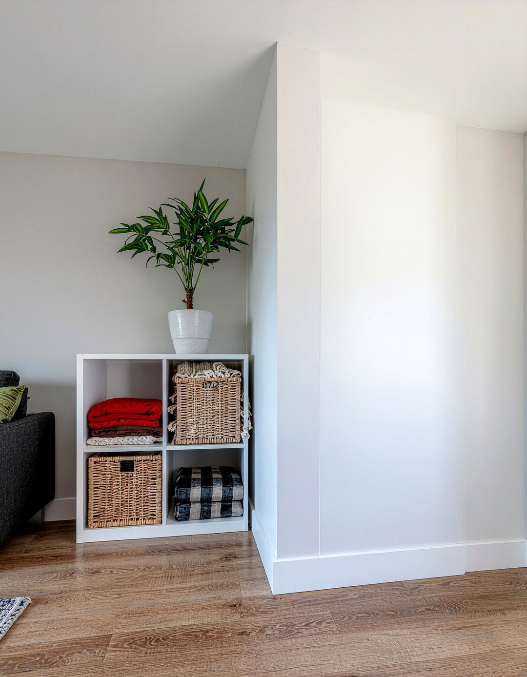 Hidden storage pony wall - 30 living room pony wall ideas