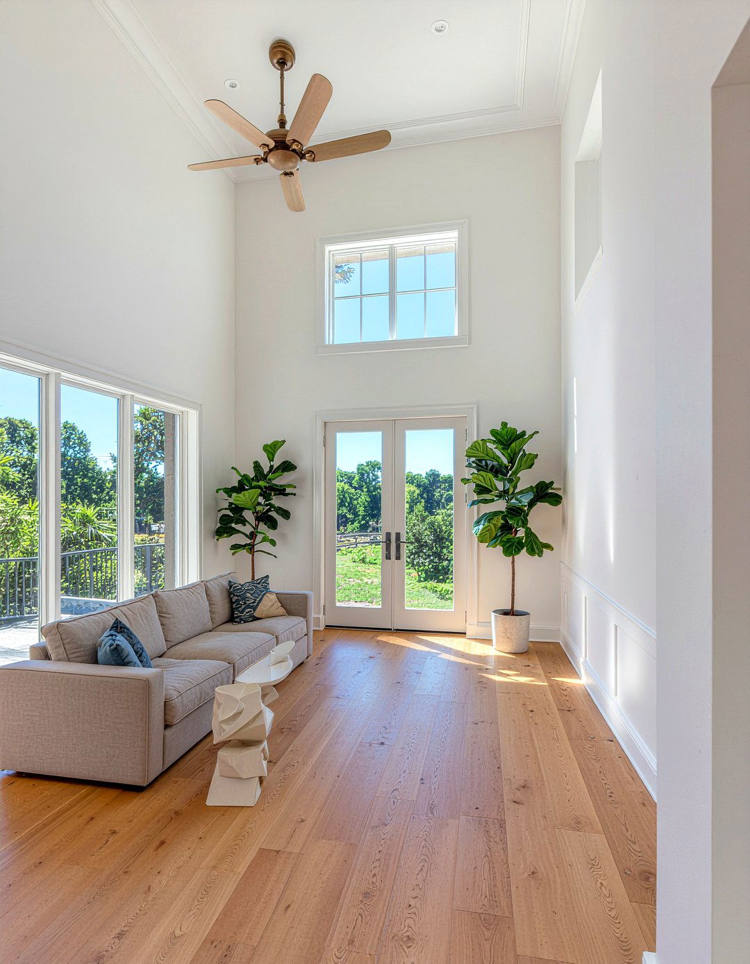 High Ceiling Living Room - 30 grand living room ideas