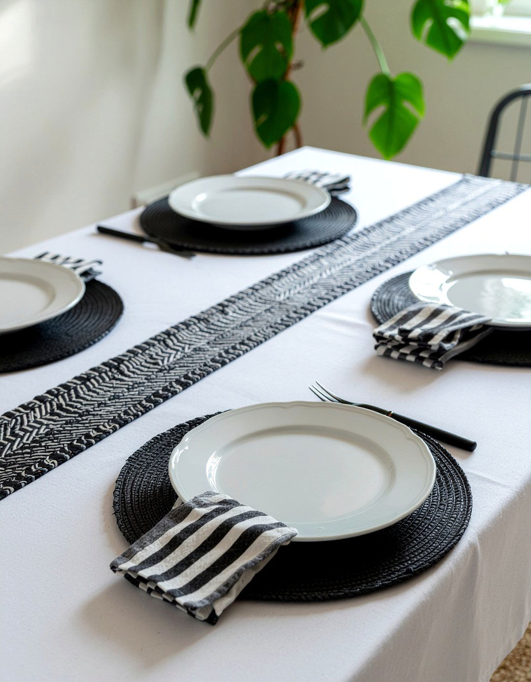 High Contrast Decor - 30 black and white dining room ideas