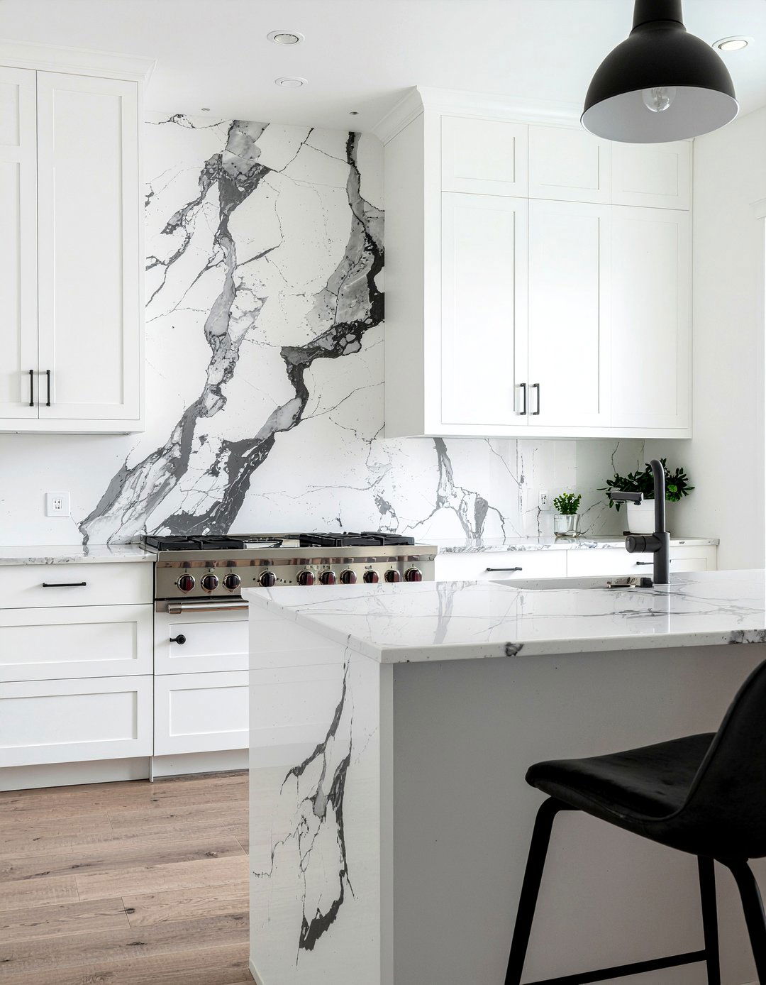 High Contrast Quartz Backsplash - 30 quartz backsplash kitchen ideas