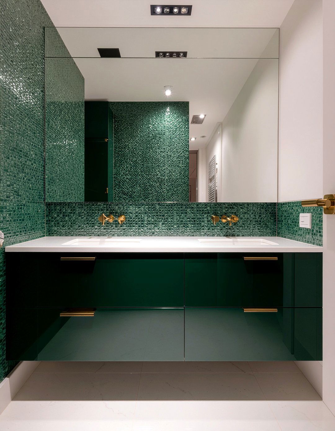 High Gloss Cabinet - 30 narrow bathroom ideas