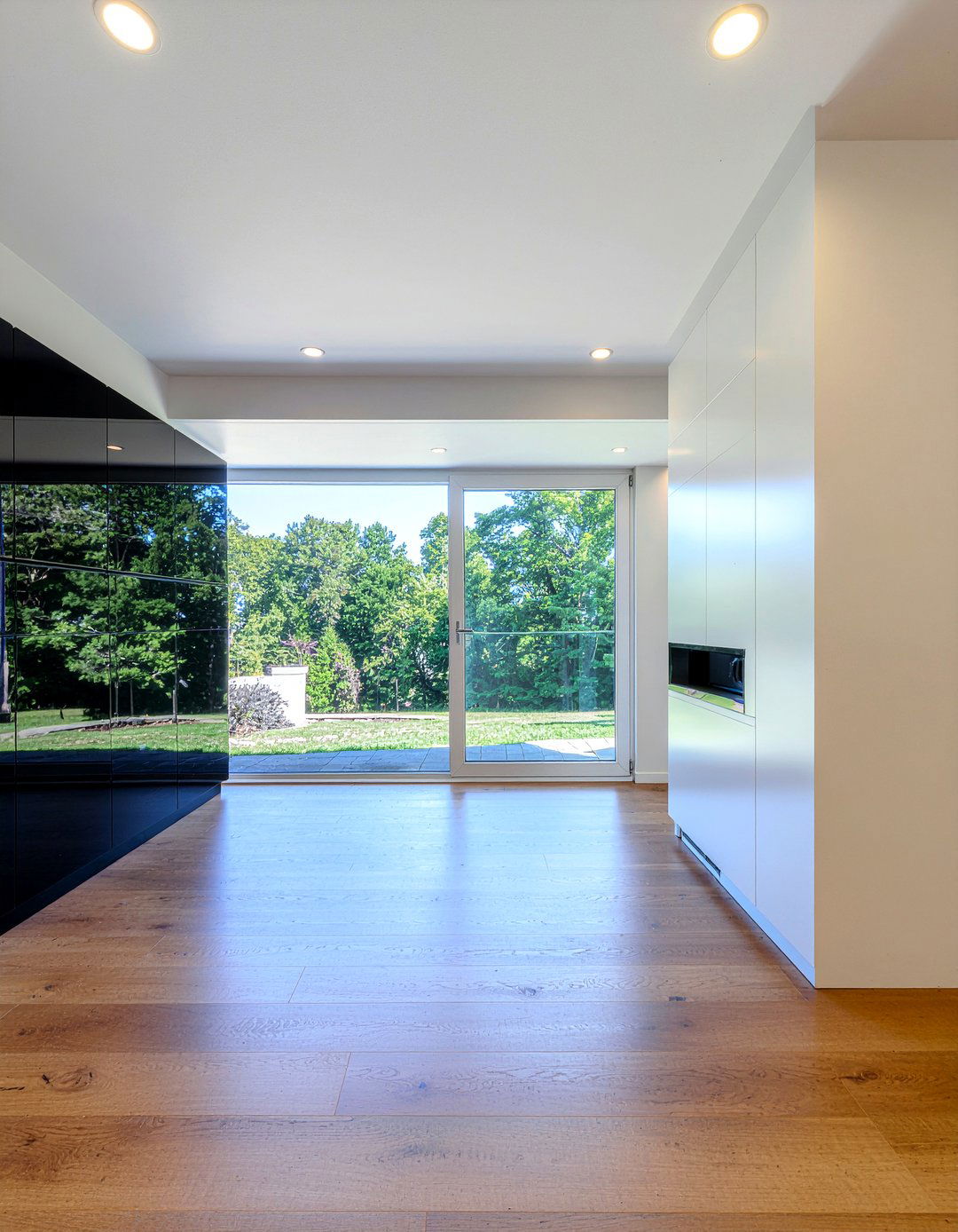 High Gloss Media Wall - 30 living room media wall ideas