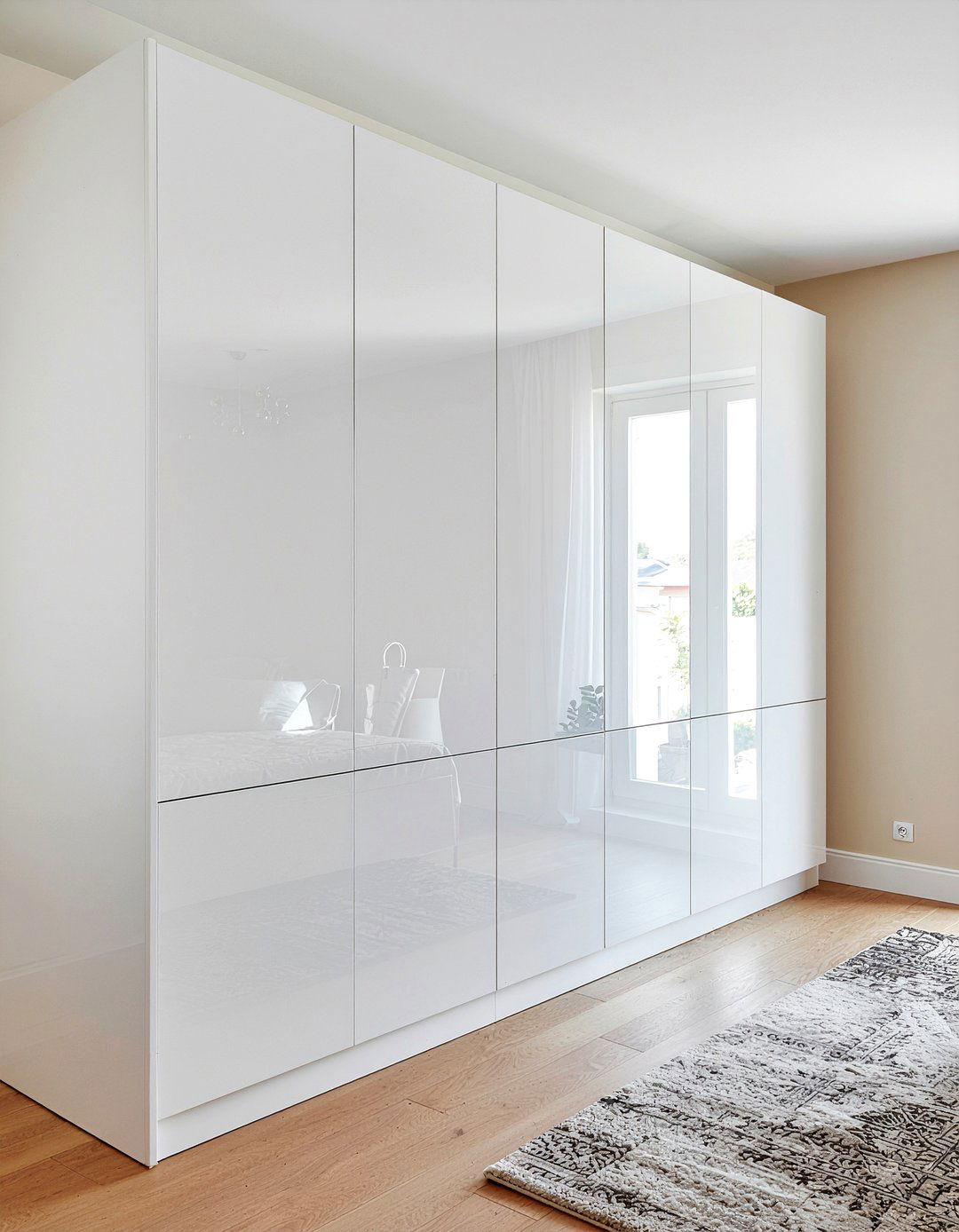 High Gloss Wardrobe - 30 bedroom built-in wardrobes
