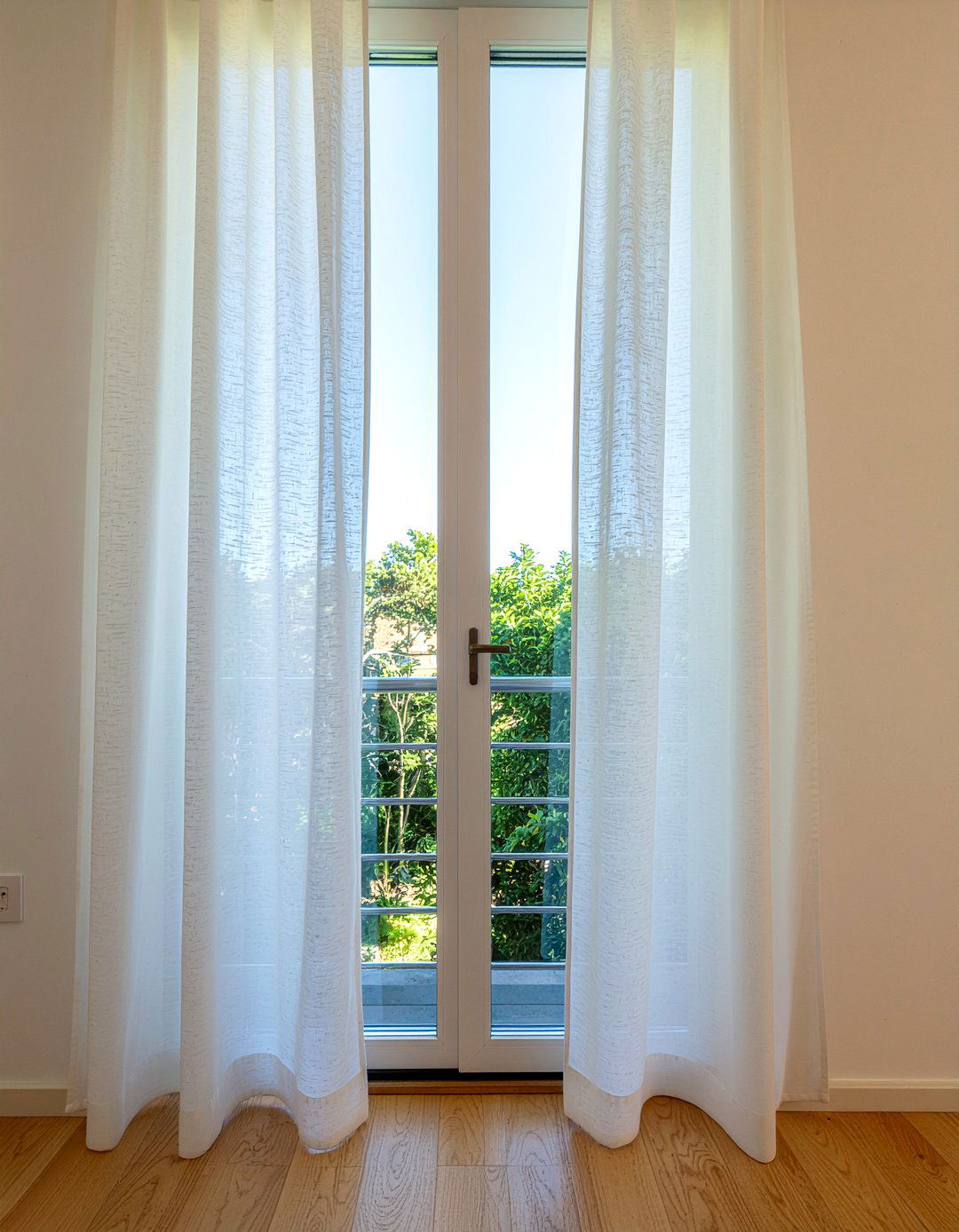 High Hanging Window Drapes - 30 narrow bedroom ideas