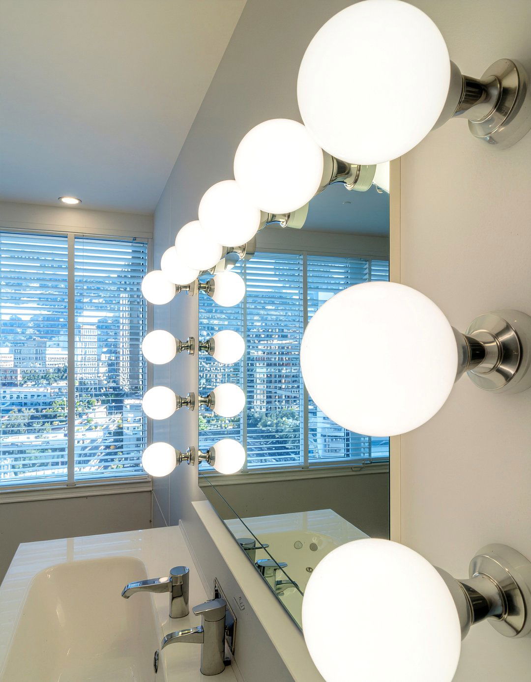 Hollywood Vanity Lights - 30 retro bathroom ideas