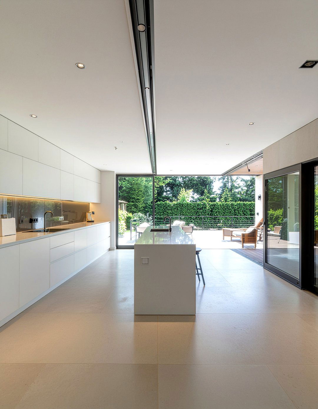 Indoor outdoor kitchen flow - 30 sleek modern kitchen ideas