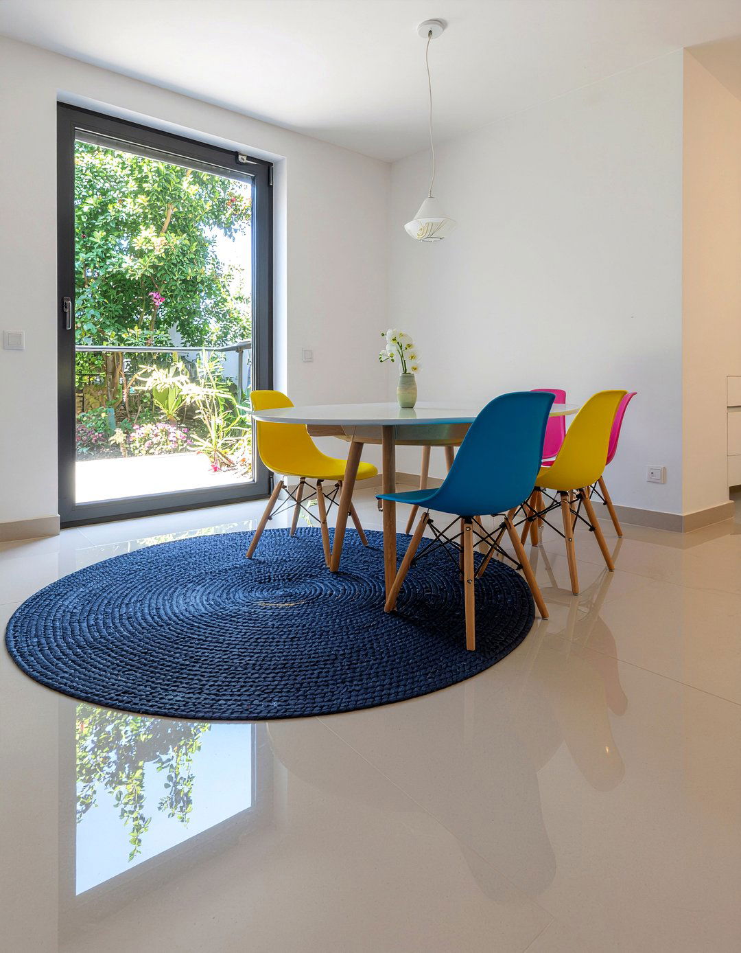 Indoor outdoor round rug dining room - 30 round rug dining room ideas