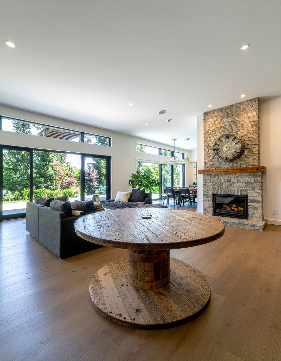 Industrial cable drum table - 30 living room salvaged furniture ideas