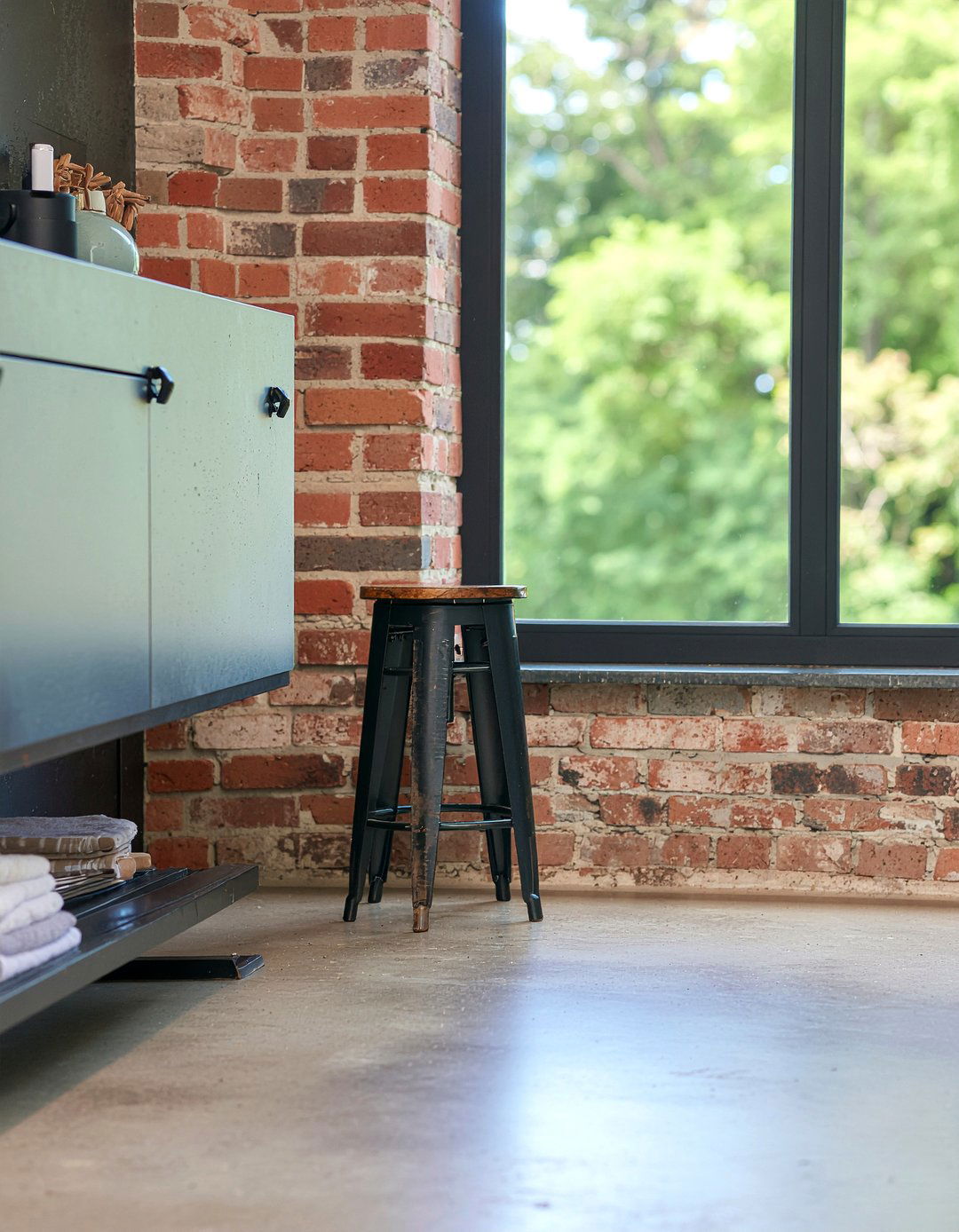 Industrial metal stool - 30 bathroom chair ideas