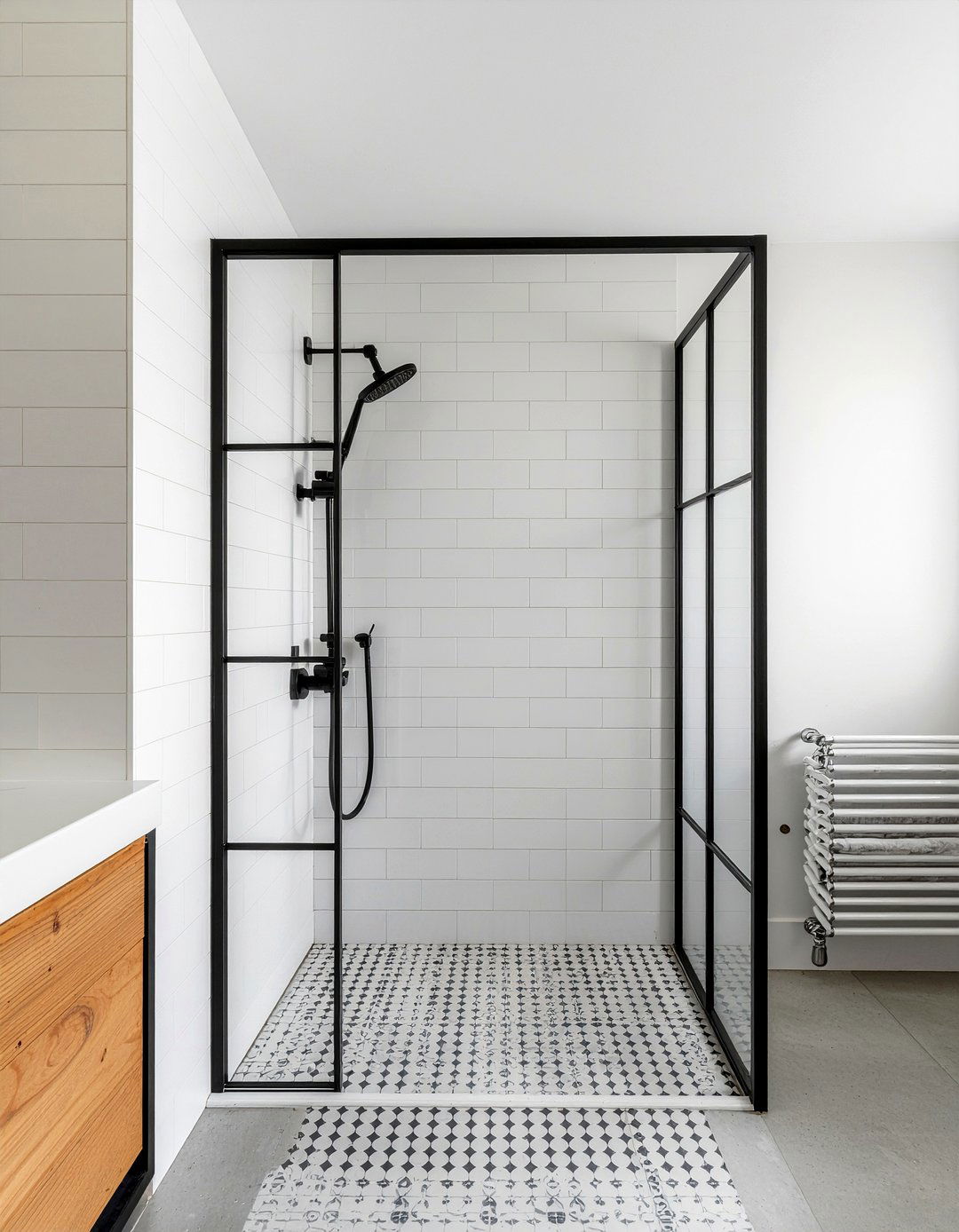Industrial shower door - 30 modern take on classic bathroom ideas