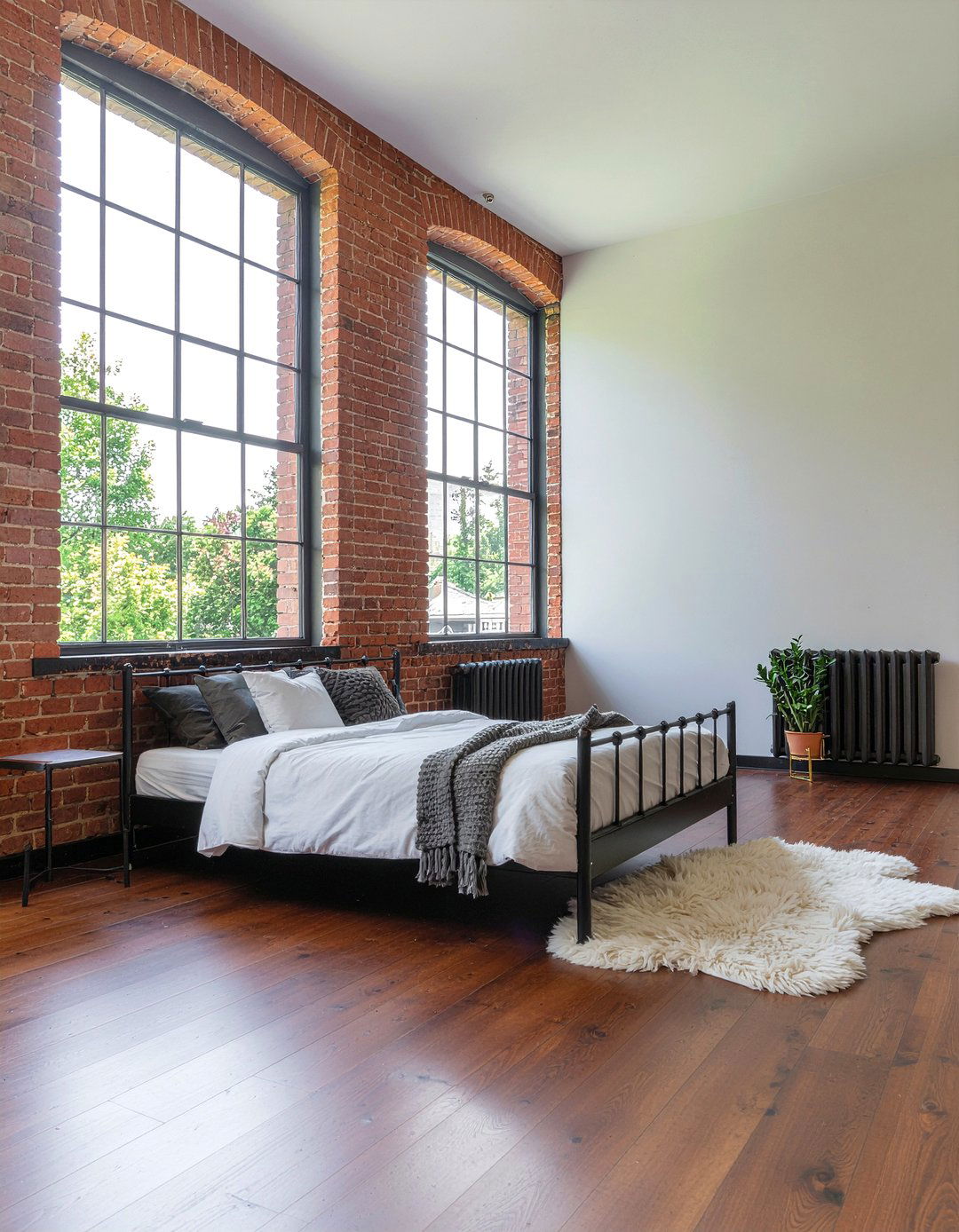 Industrial style master bedroom - 30 spacious bedroom ideas