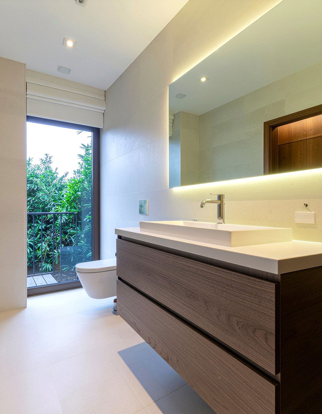 Integrated sink vanity - 30 hotel bathroom ideas