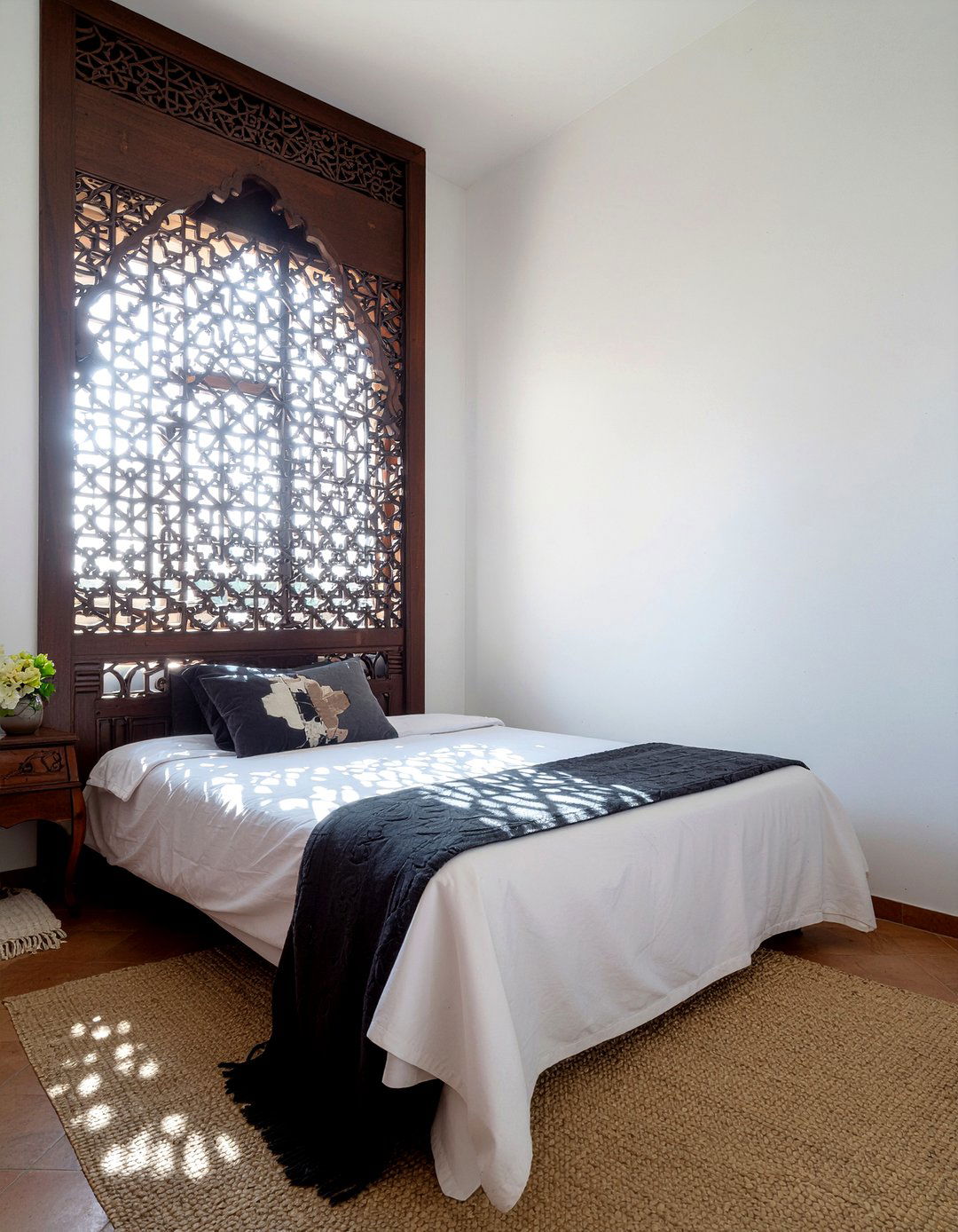 Intricate Lattice Screen - 30 Moroccan bedroom ideas