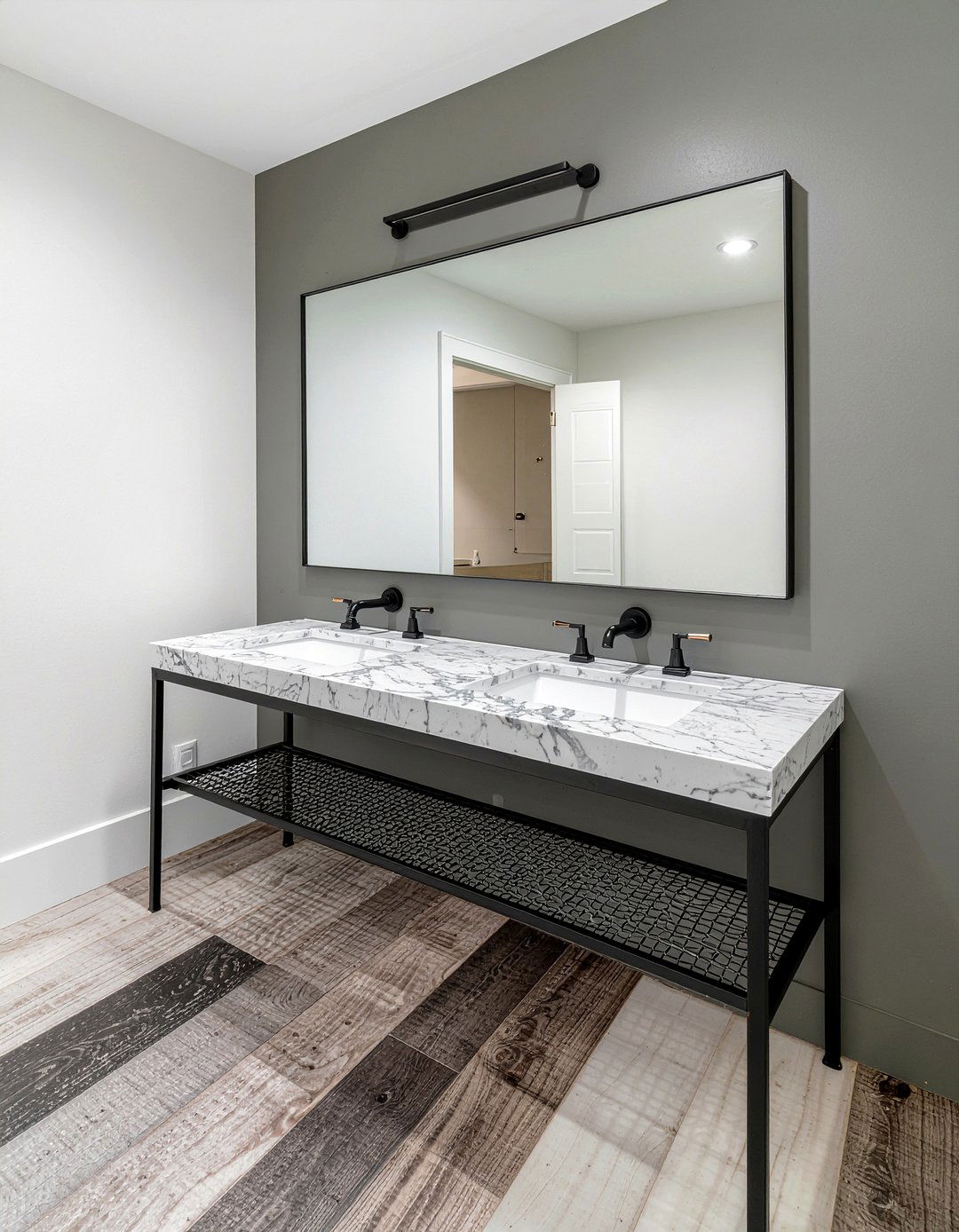 Iron and marble bathroom - 30 bathroom material mixing ideas