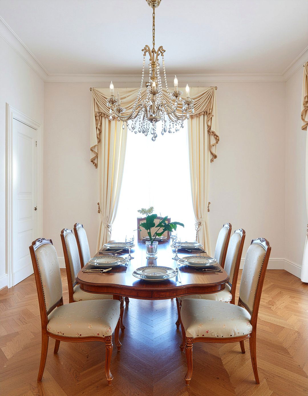 Ivory silk curtains - 30 neutral curtain dining room ideas