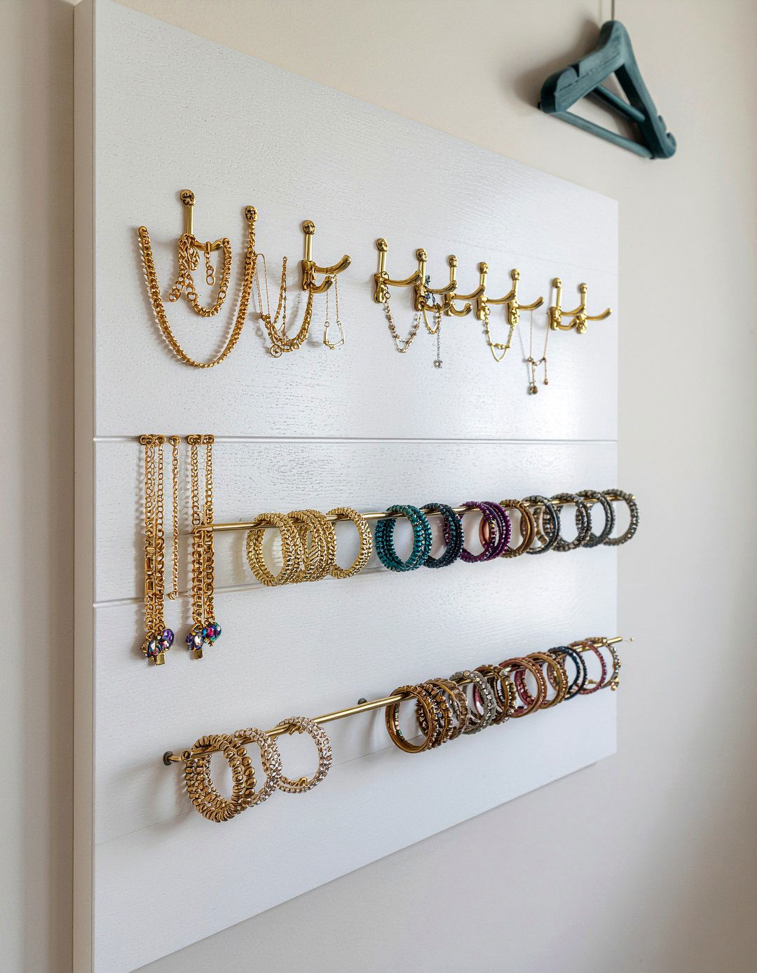 Jewelry Organizer Wall - 30 command strip bedroom ideas