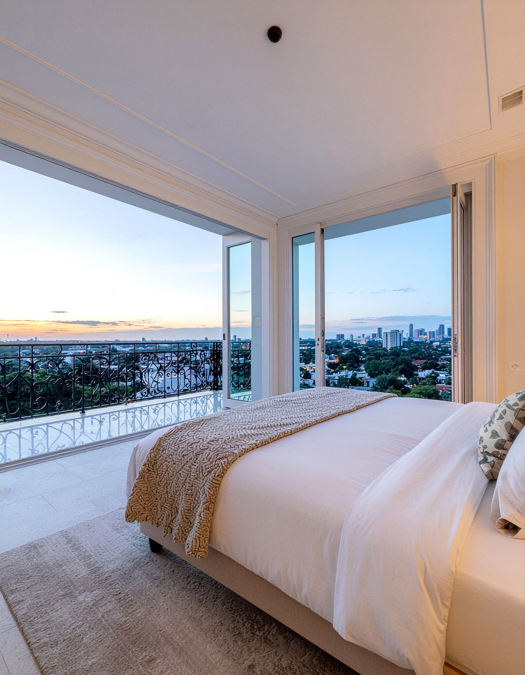 Juliette Balcony - 30 grand bedroom ideas