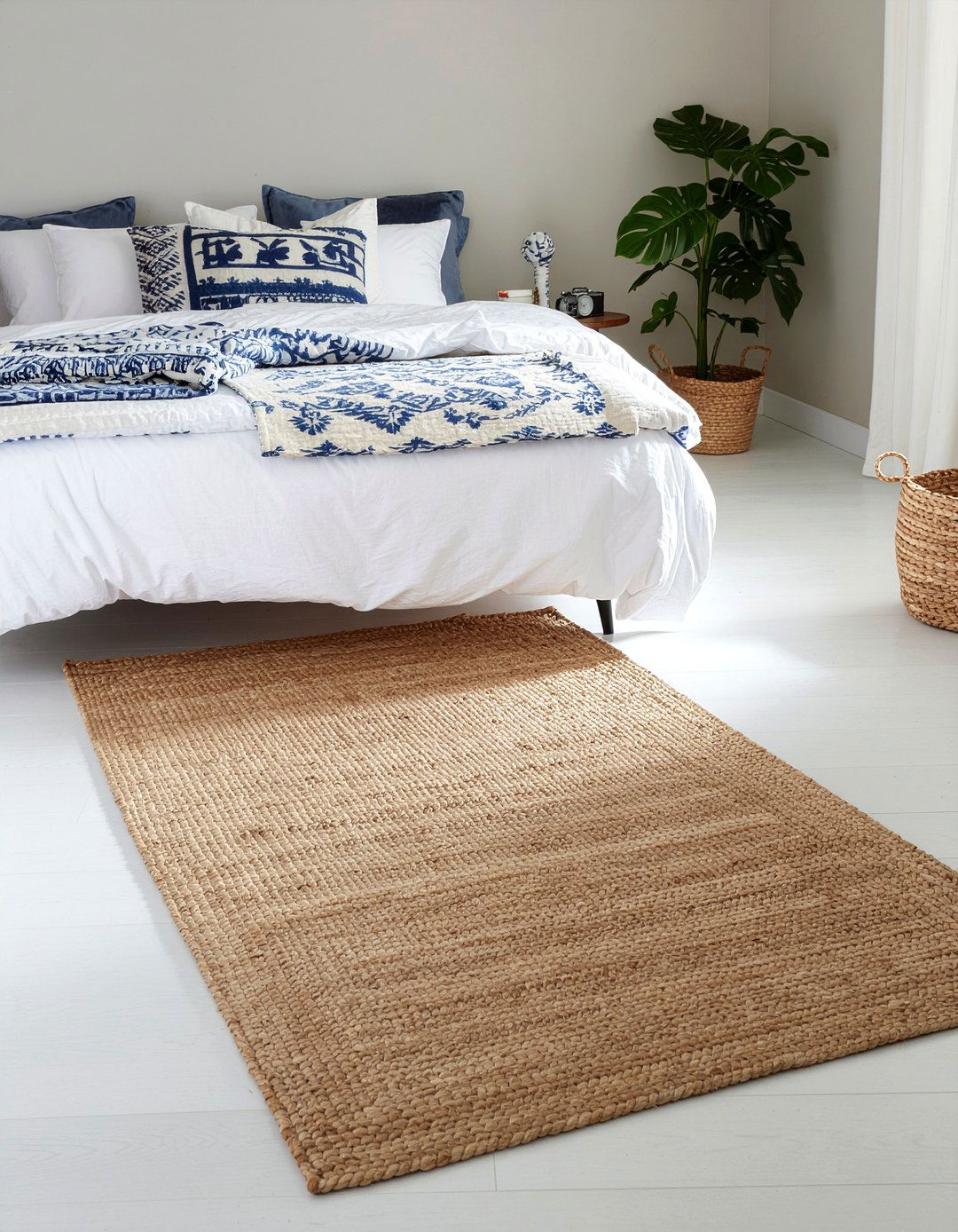 Jute rug layering - 30 New England bedroom ideas