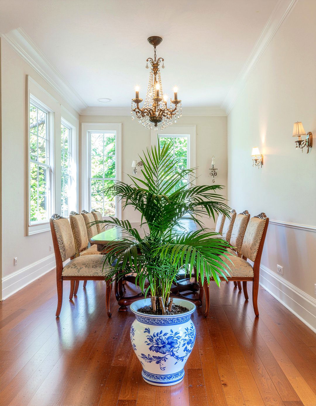 Kentia palm elegant dining room decor - 30 dining room potted plant ideas