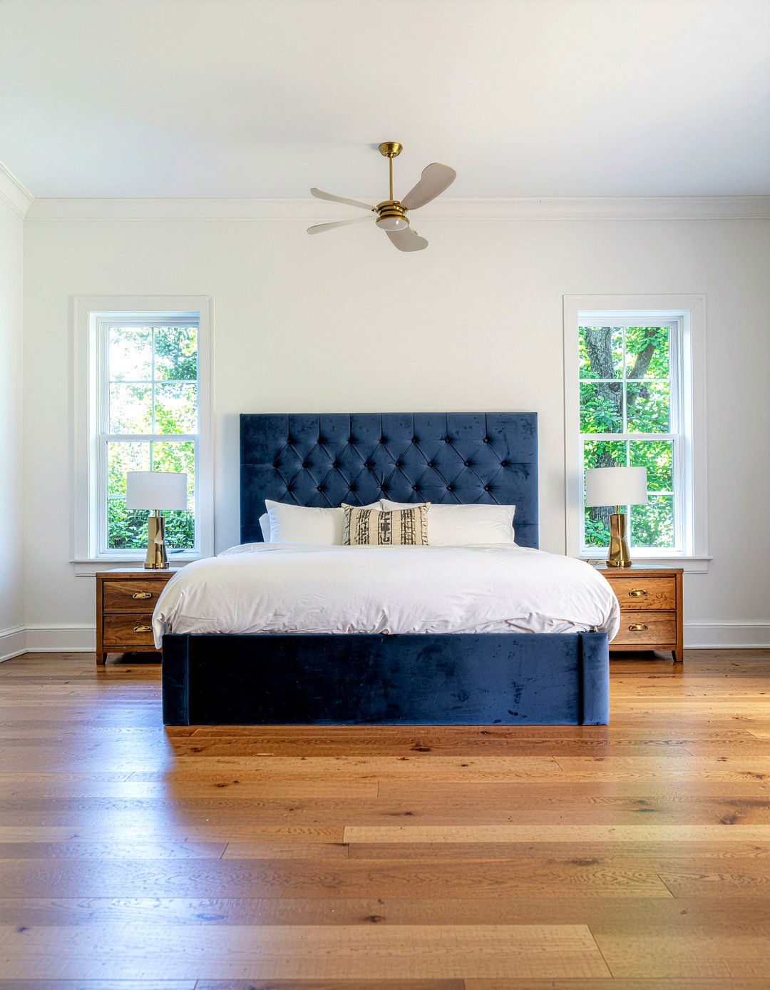 King bed against wall - 30 bedroom layout ideas