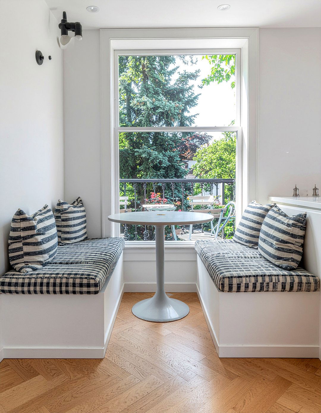 Kitchen breakfast nook - 30 Parisian kitchen ideas