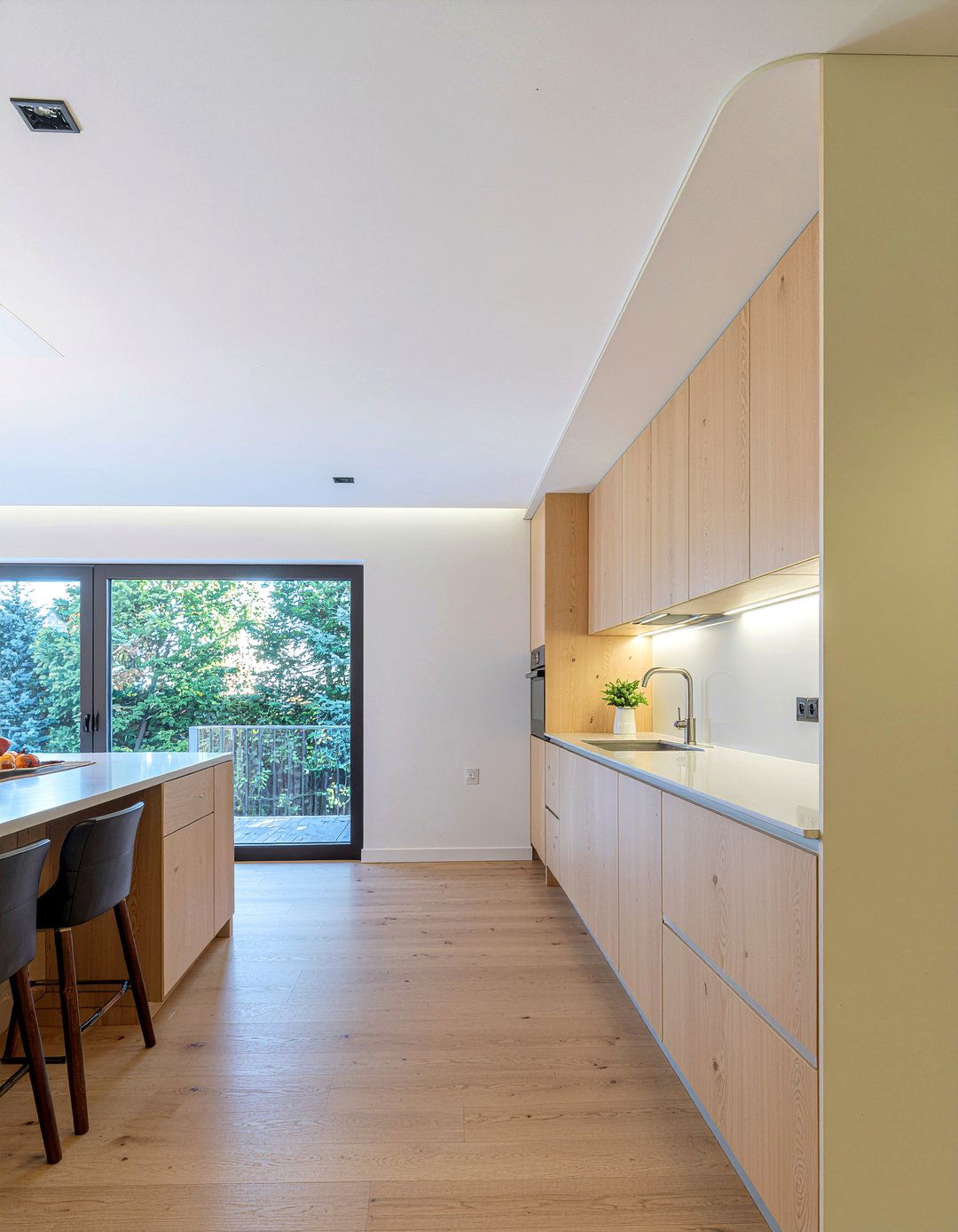 Kitchen cove molding - 30 kitchen molding ideas