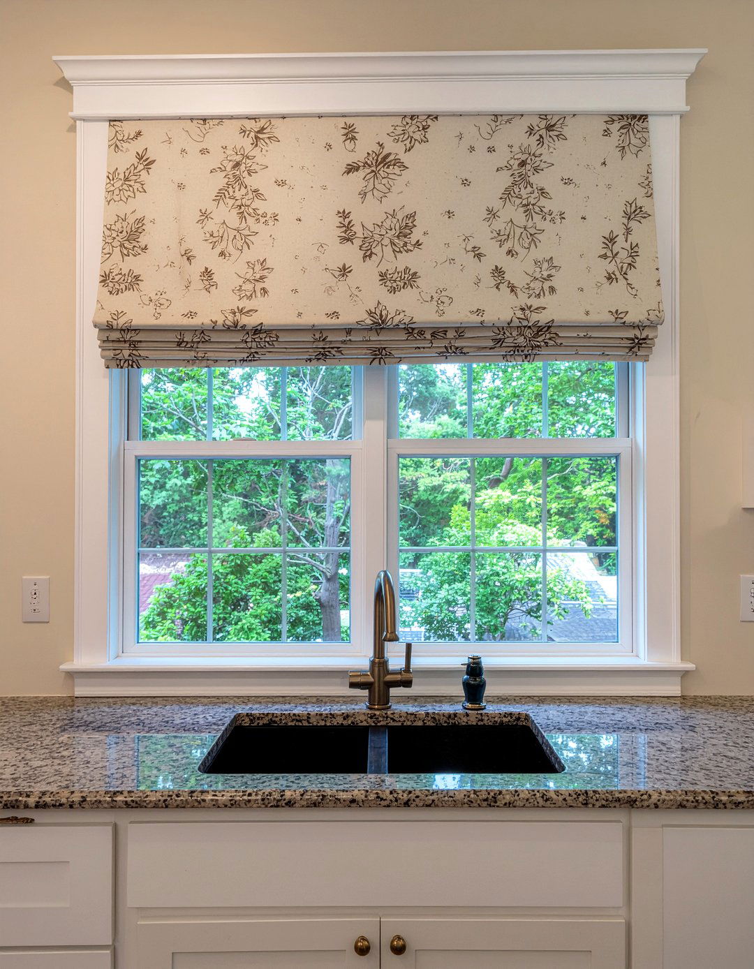 Kitchen decorative valance - 30 kitchen molding ideas