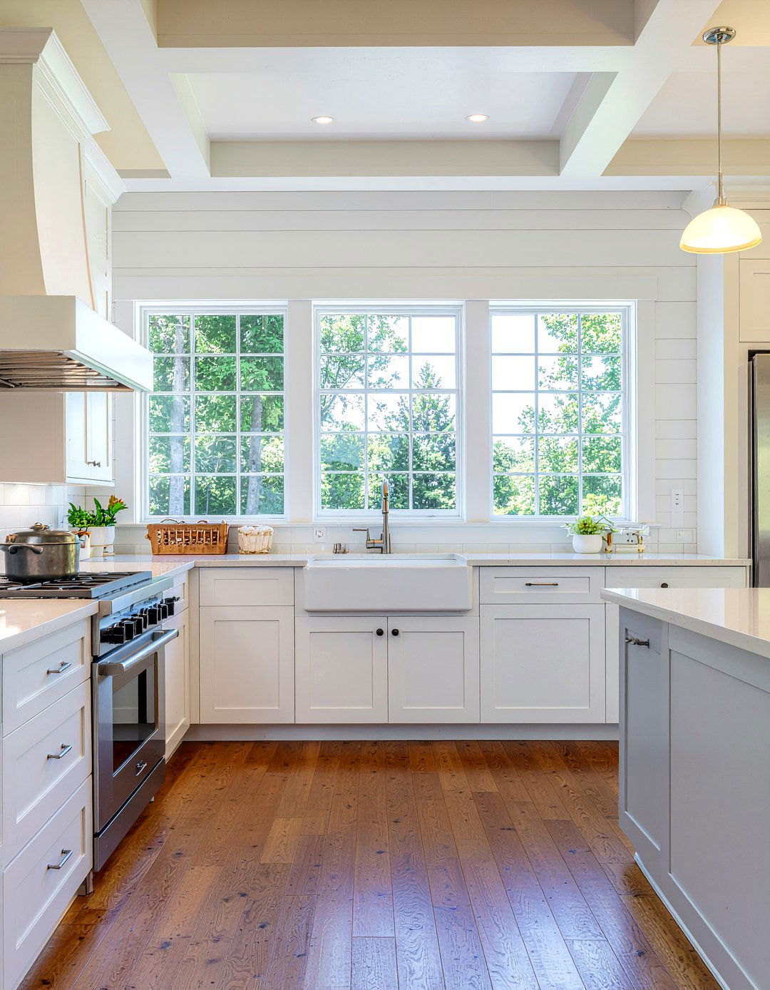 Kitchen farmhouse trim - 30 kitchen molding ideas