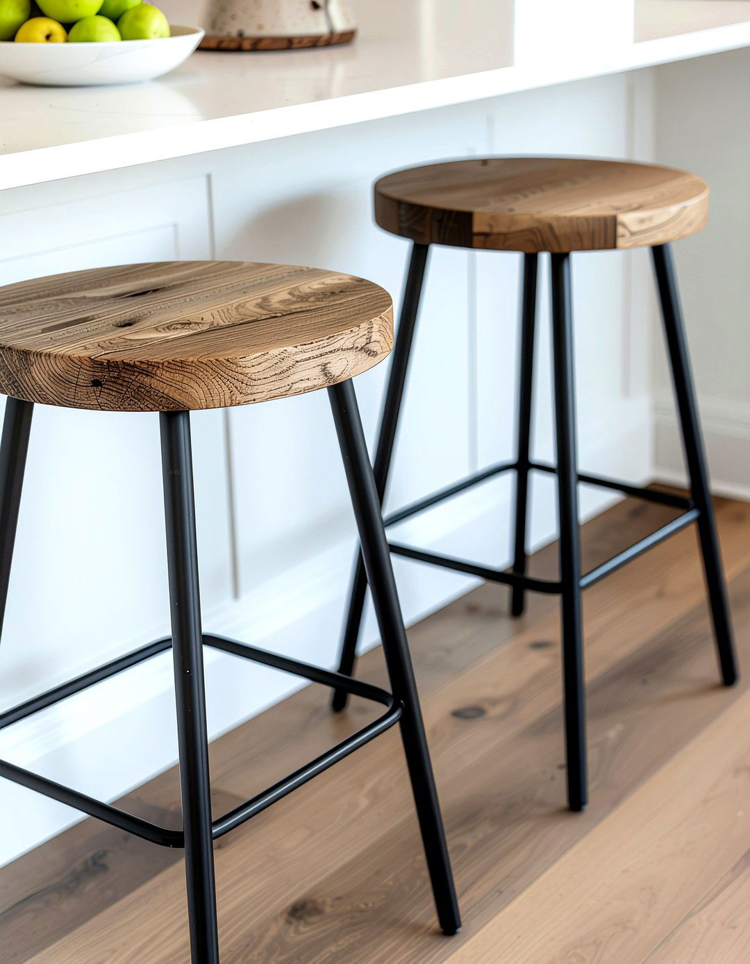 Kitchen island stools - 30 first apartment decor ideas
