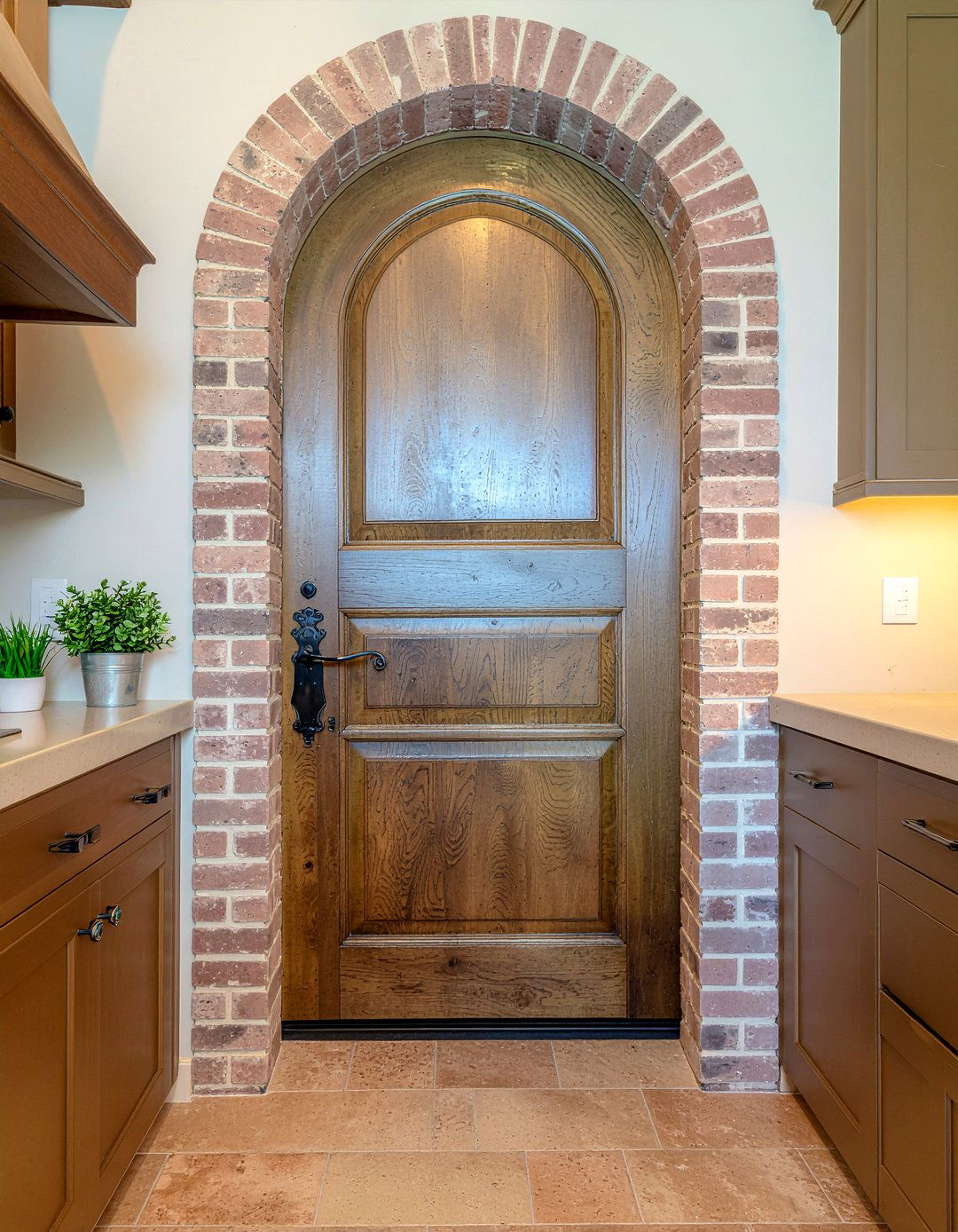 Kitchen pantry door - 30 kitchen focal point ideas