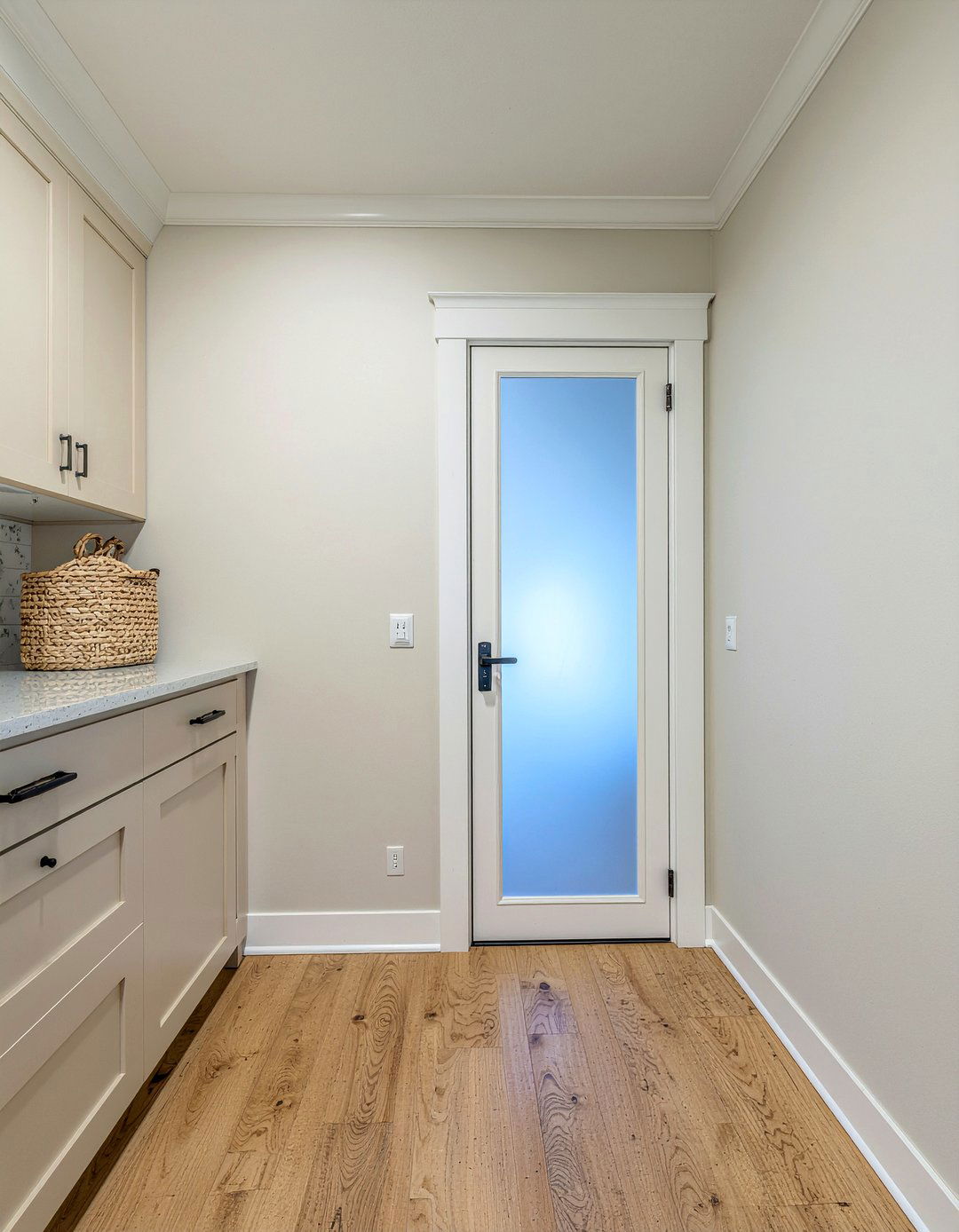 Kitchen pantry door trim - 30 kitchen molding ideas