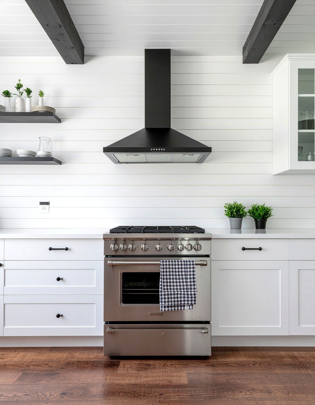 Kitchen shiplap walls - 30 kitchen molding ideas