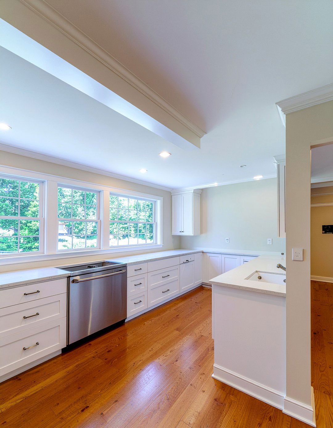 Kitchen soffit trim - 30 kitchen molding ideas
